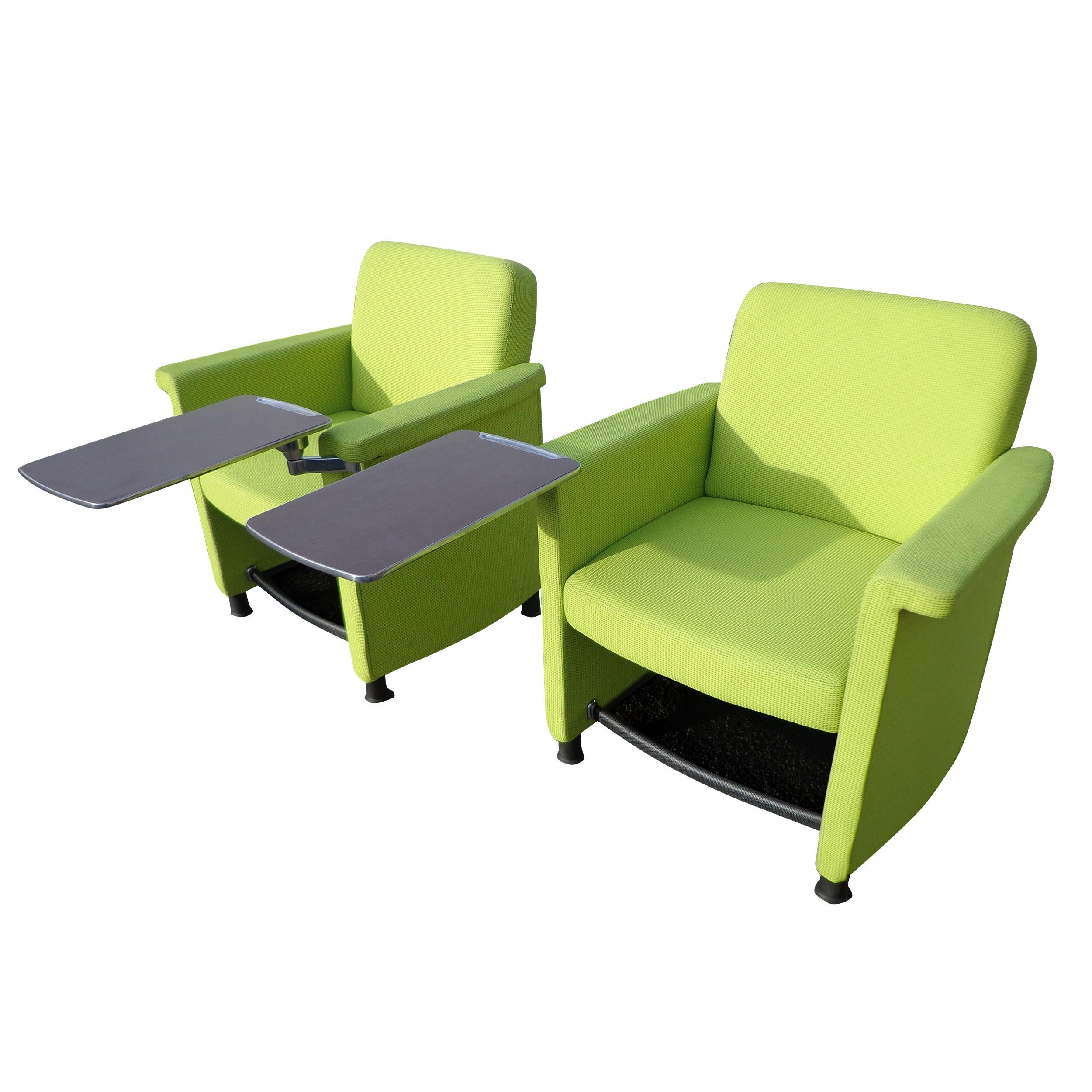 Moderne Paire de fauteuils de salon Teknion Belize avec tablette en vente