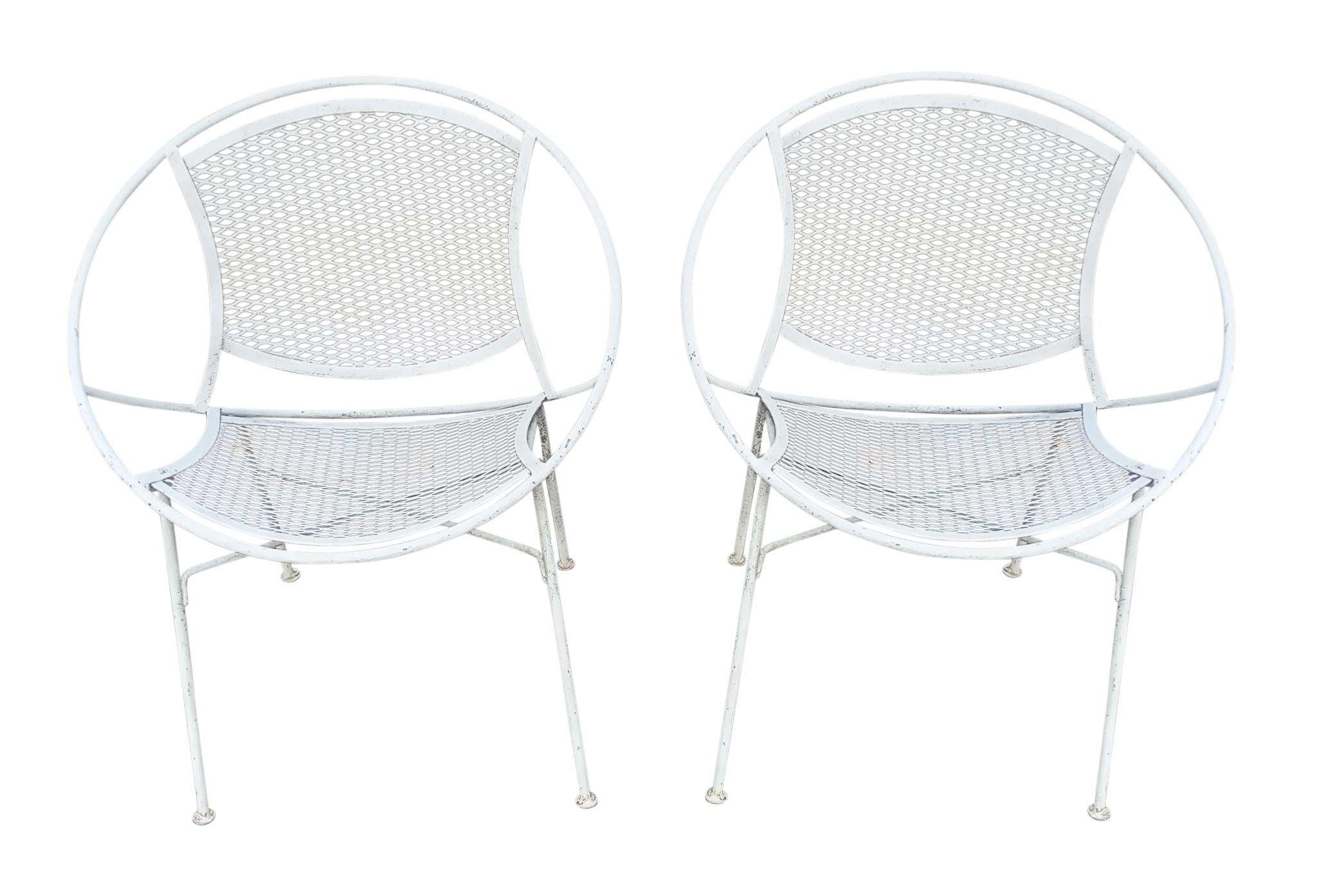 Pareja de sillas Salterini Radar de hierro forjado esmaltado en blanco.  
Un buen par del emblemático modelo diseñado por Maurizio Tempestini para Salterini.
Cada silla mide 30 cm de alto x 25 cm de ancho x 21 cm de profundidad, con una altura de