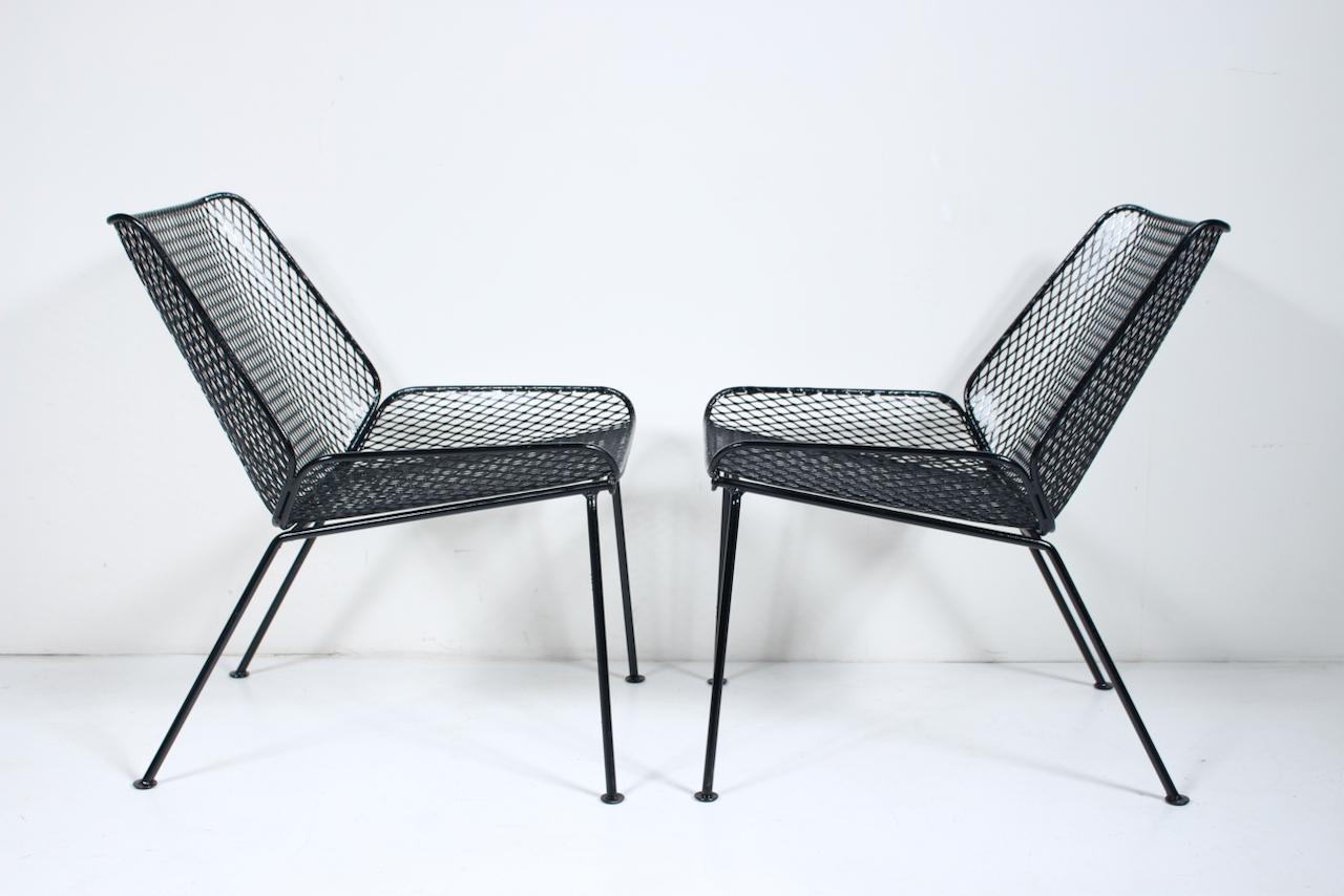 Pareja de sillones escultóricos de hierro forjado negro y alambre. Sillas Lanai. Sillas de patio.  Al estilo de Maurizio Tempestini y Van Keppel-Green. Con robustos armazones de hierro forjado y malla de alambre de diamante expandido, acabados