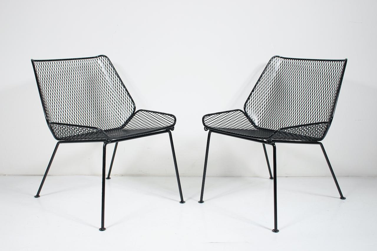 Pareja de tumbonas de hierro forjado negro y alambre expandido estilo Tempestini, años 50 Esmaltado en venta
