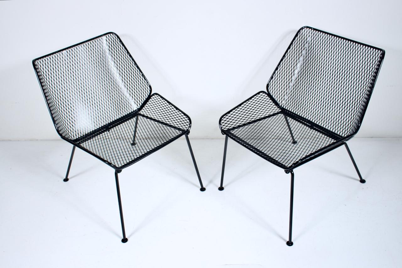 Pareja de tumbonas de hierro forjado negro y alambre expandido estilo Tempestini, años 50 en Bueno estado para la venta en Bainbridge, NY