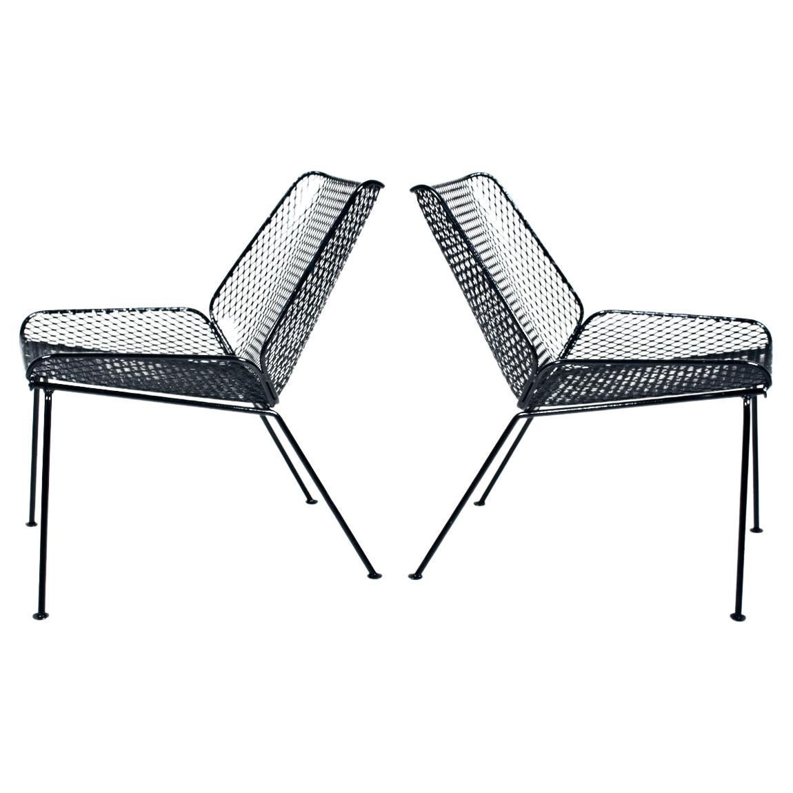 Paire de chaises longues en fer forgé noir et fil de fer déployé de style Tempestini, années 1950