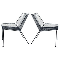 Paire de chaises longues en fer forgé noir et fil de fer déployé de style Tempestini, années 1950