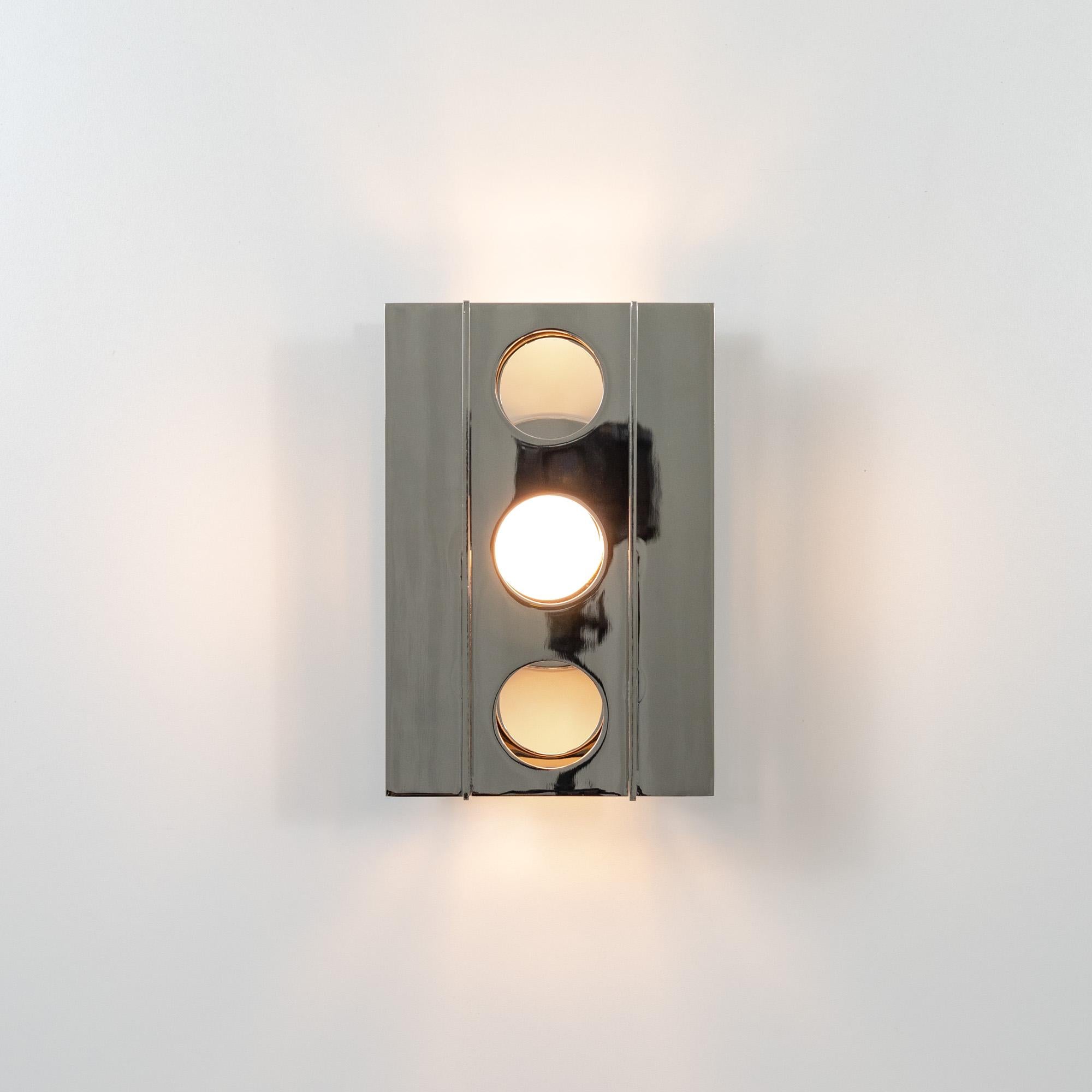 Coppia, Tenfold 3T Applique da parete in nichel lucido, Lampada da parete traforata brutalista in vendita 4