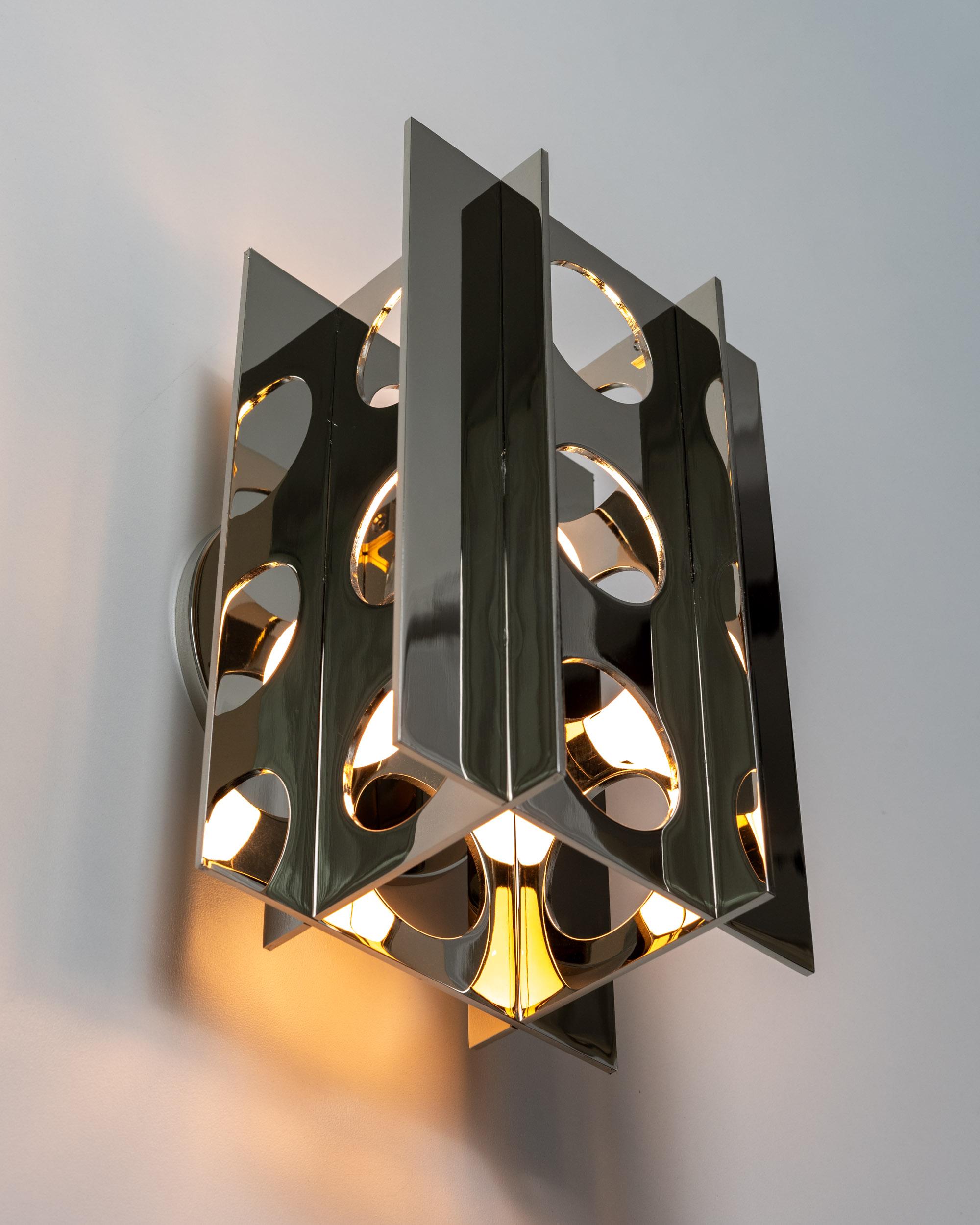 XXI secolo e contemporaneo Coppia, Tenfold 3T Applique da parete in nichel lucido, Lampada da parete traforata brutalista in vendita