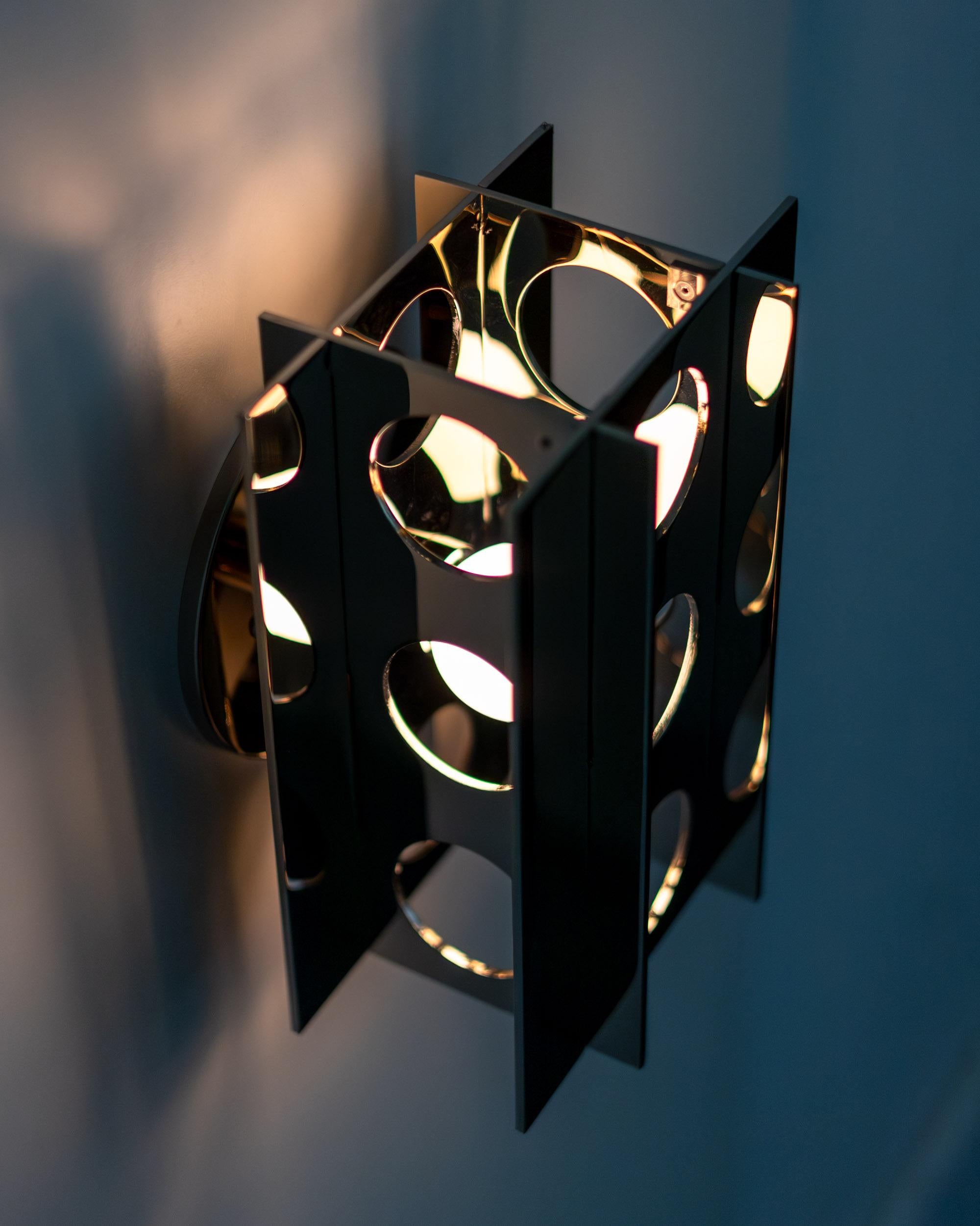 Alluminio Coppia, Tenfold 3T Applique da parete in nichel lucido, Lampada da parete traforata brutalista in vendita