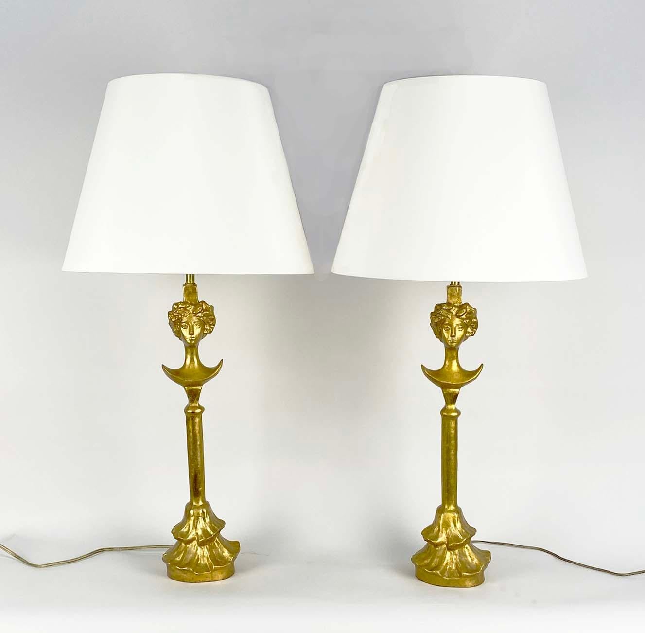 Voici une paire très spéciale de lampes de table en bronze doré d'après Alberto Giacometti (Suisse, 1901-1966). En 1977, Nelson A. Rockefeller a fondé Nelson Rockefeller Collection, Inc. et a fait couler en bronze sa collection d'œuvres originales