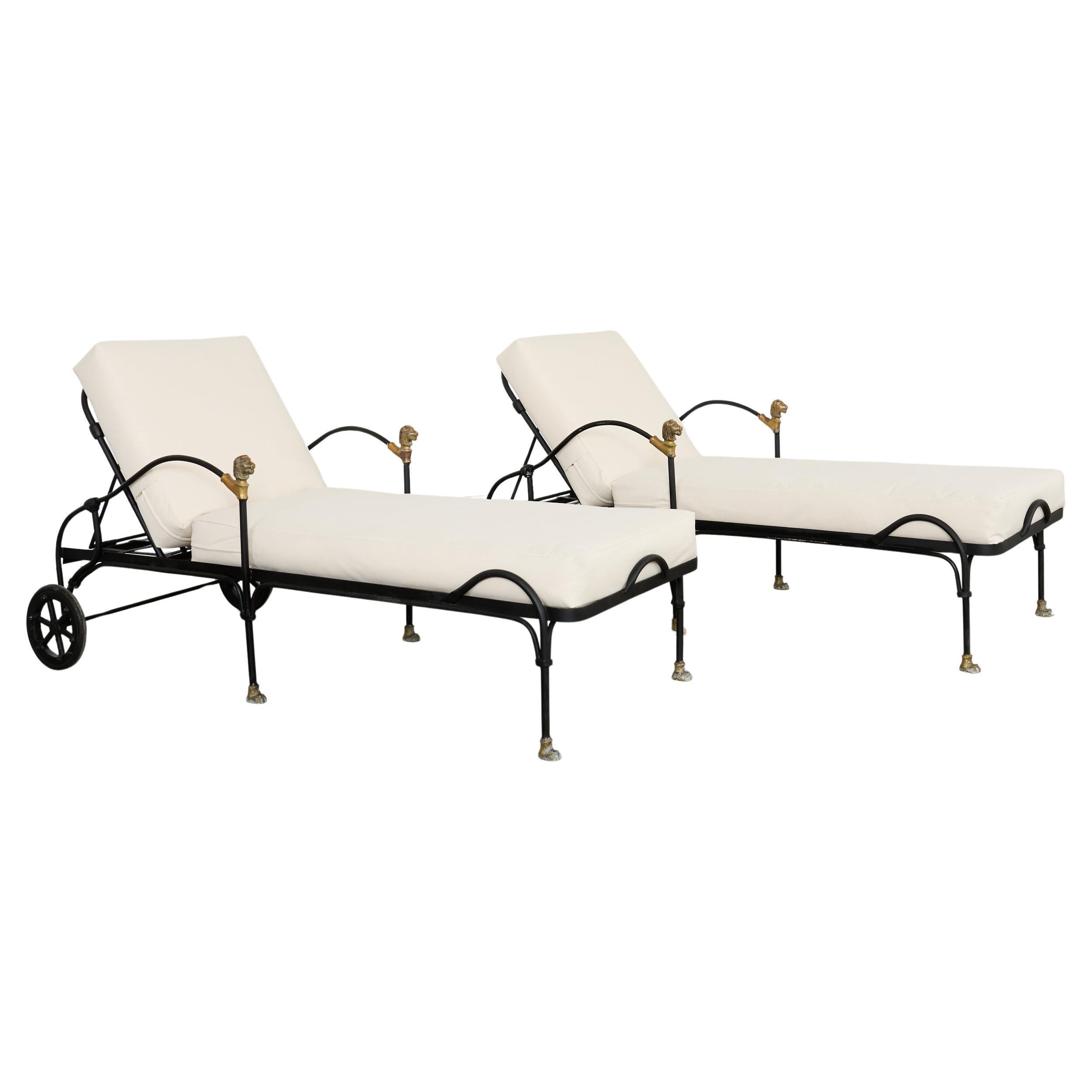 Coppia Tetes de Lionnes Chaise Longues in bronzo e ferro dopo Giacometti