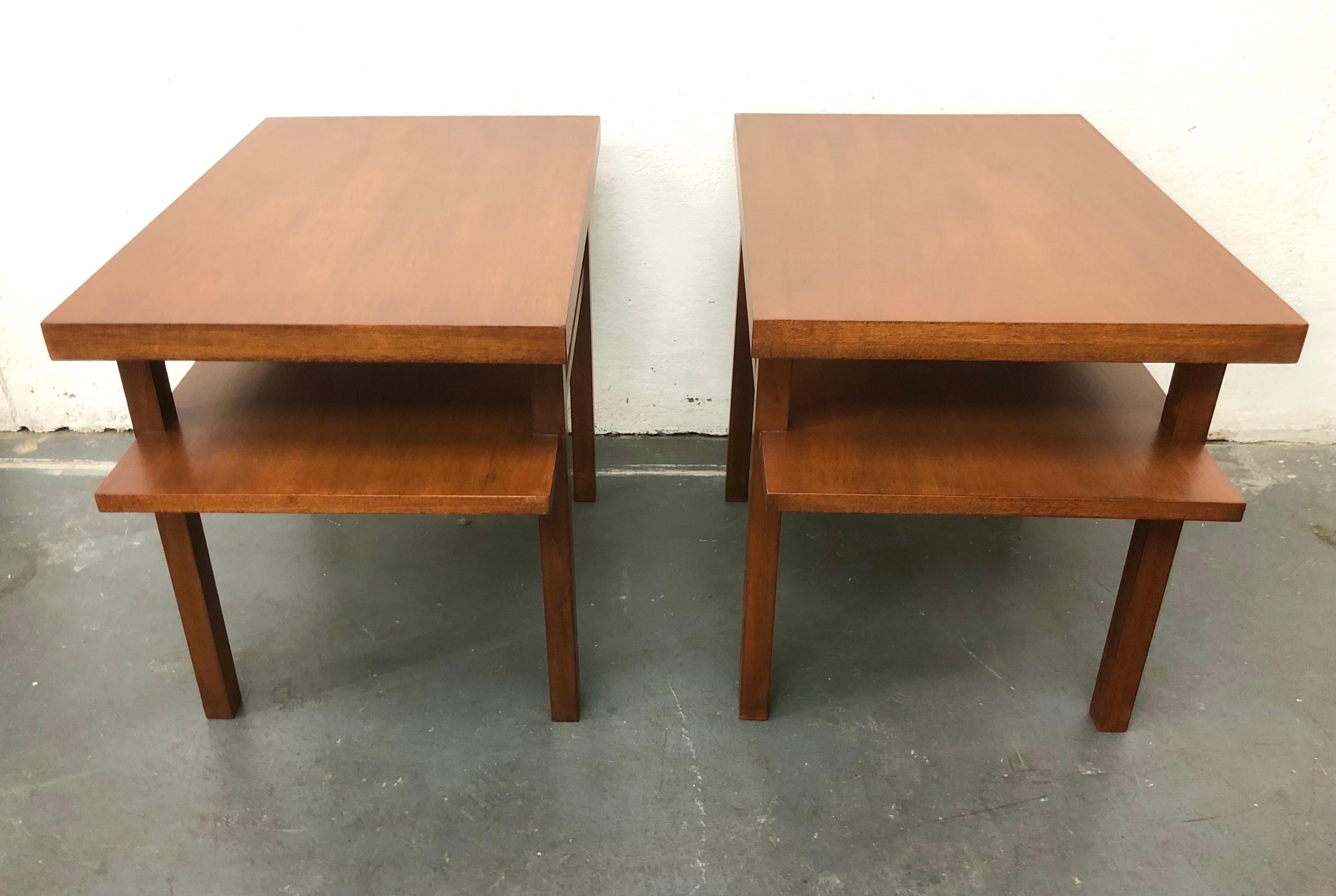 An early architectural Gibbings design, c. 1940s, in mahogany. The slightly elongated bottom shelf disrupts the overriding simplicity. Widdicomb labels.

Table tops are 28
