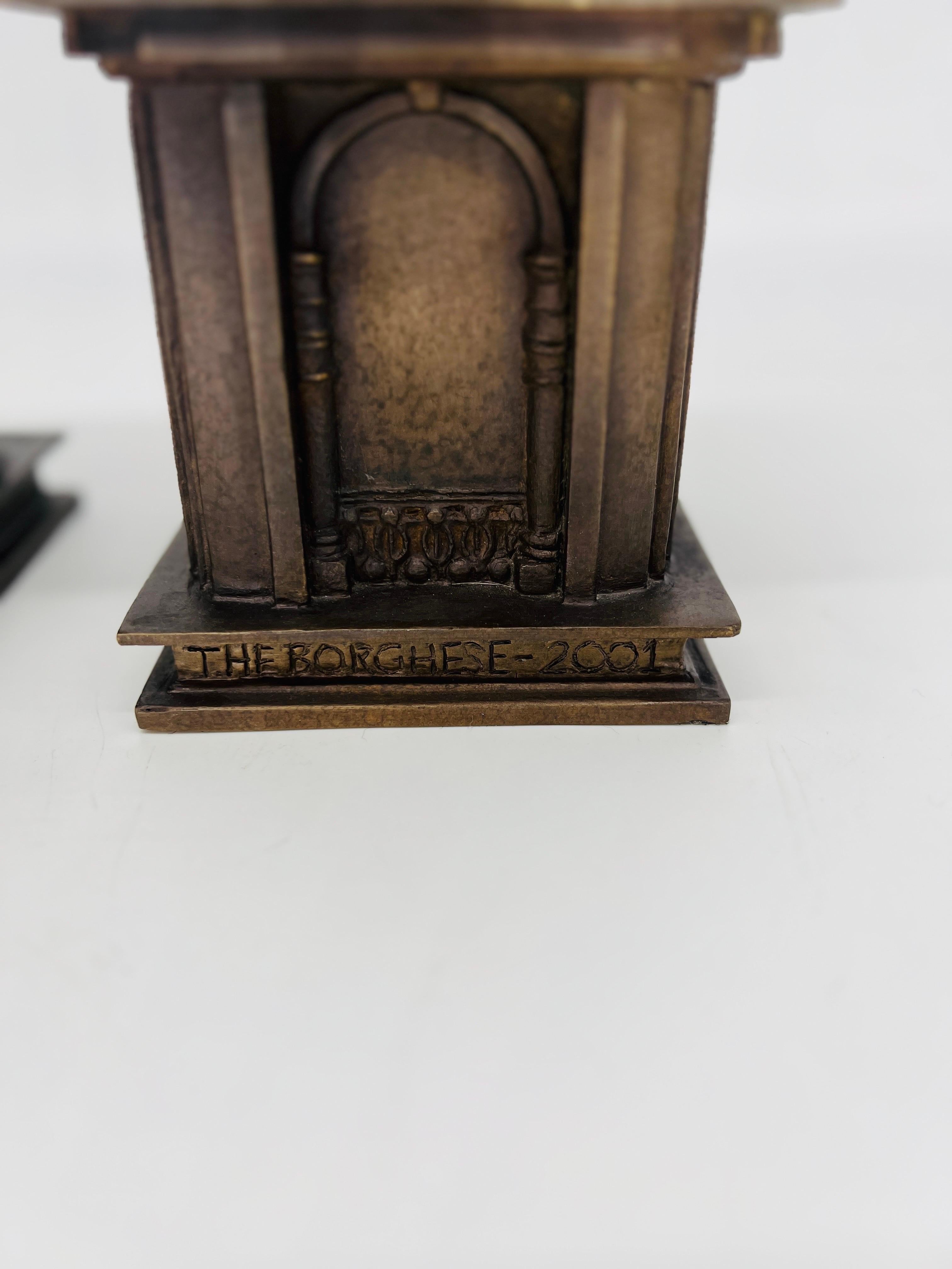 Coppia di reggilibri a forma di capitello 