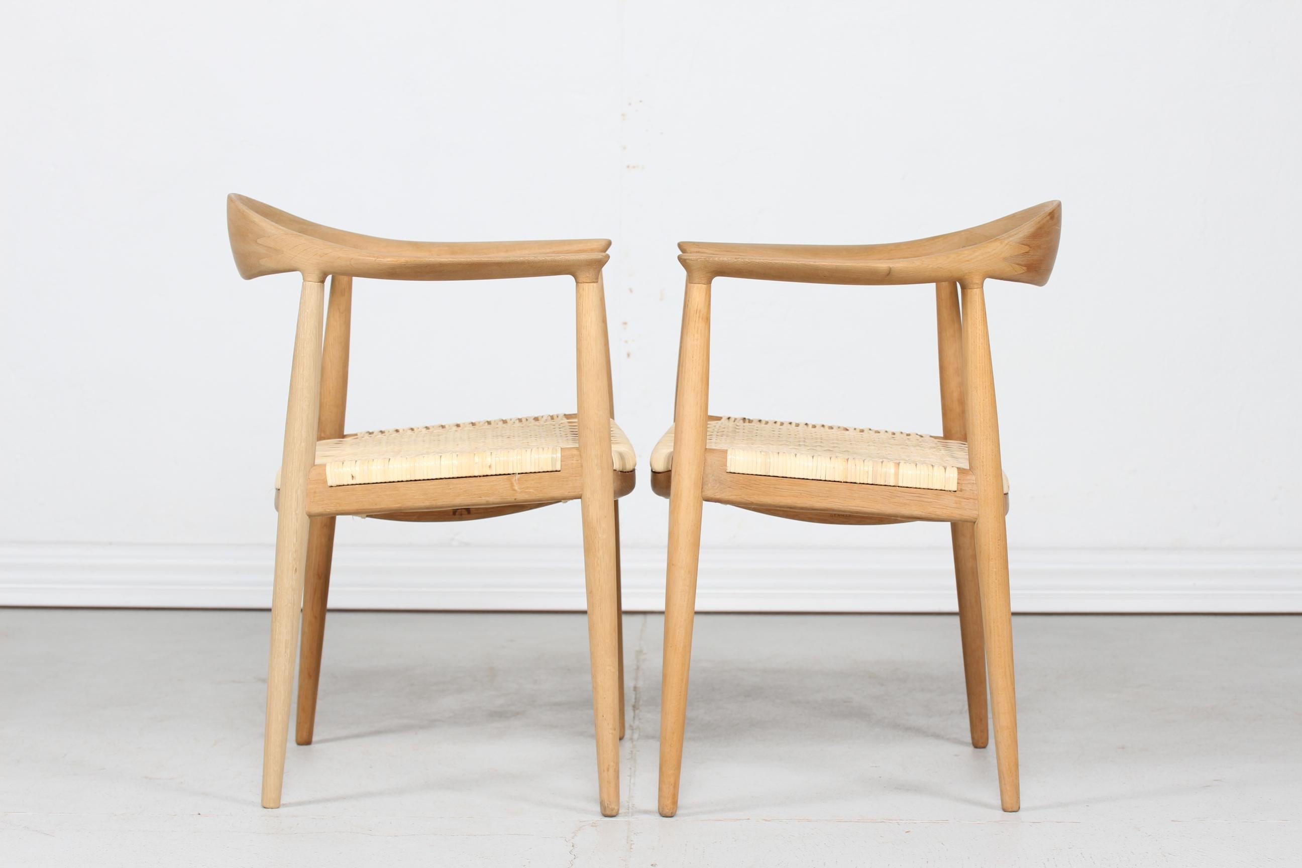 Paire de chaises de Hans J Wegner 503 en chêne et en rotin fabriquées par Johannes Hansen:: années 1960 3