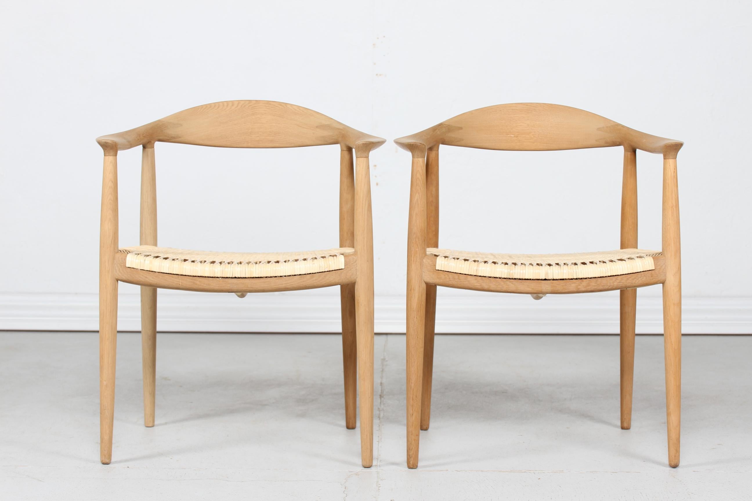 Une paire de The chair ou The round chair modèle JH 503 du designer danois Hans J. Wegner (1914-2007) 
Ces chaises ont été fabriquées dans les années 1960 par Johannes Hansen à Copenhague
Ces fauteuils emblématiques sont en chêne massif avec des