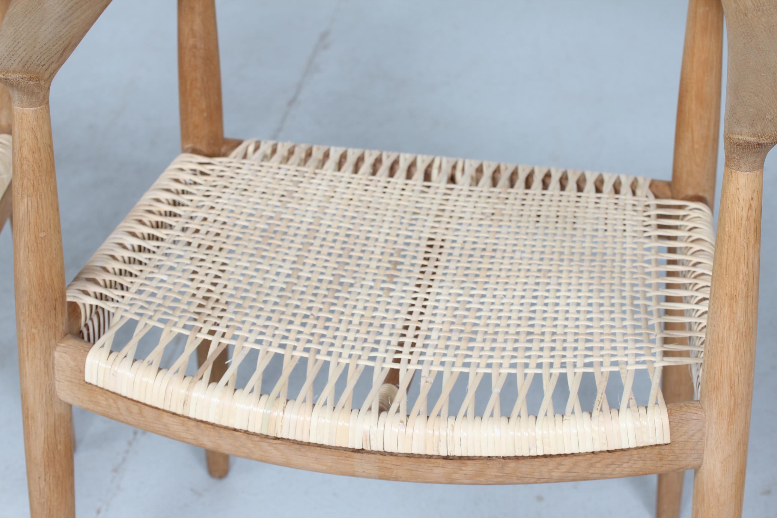 Mid-Century Modern Paire de chaises de Hans J Wegner 503 en chêne et en rotin fabriquées par Johannes Hansen:: années 1960