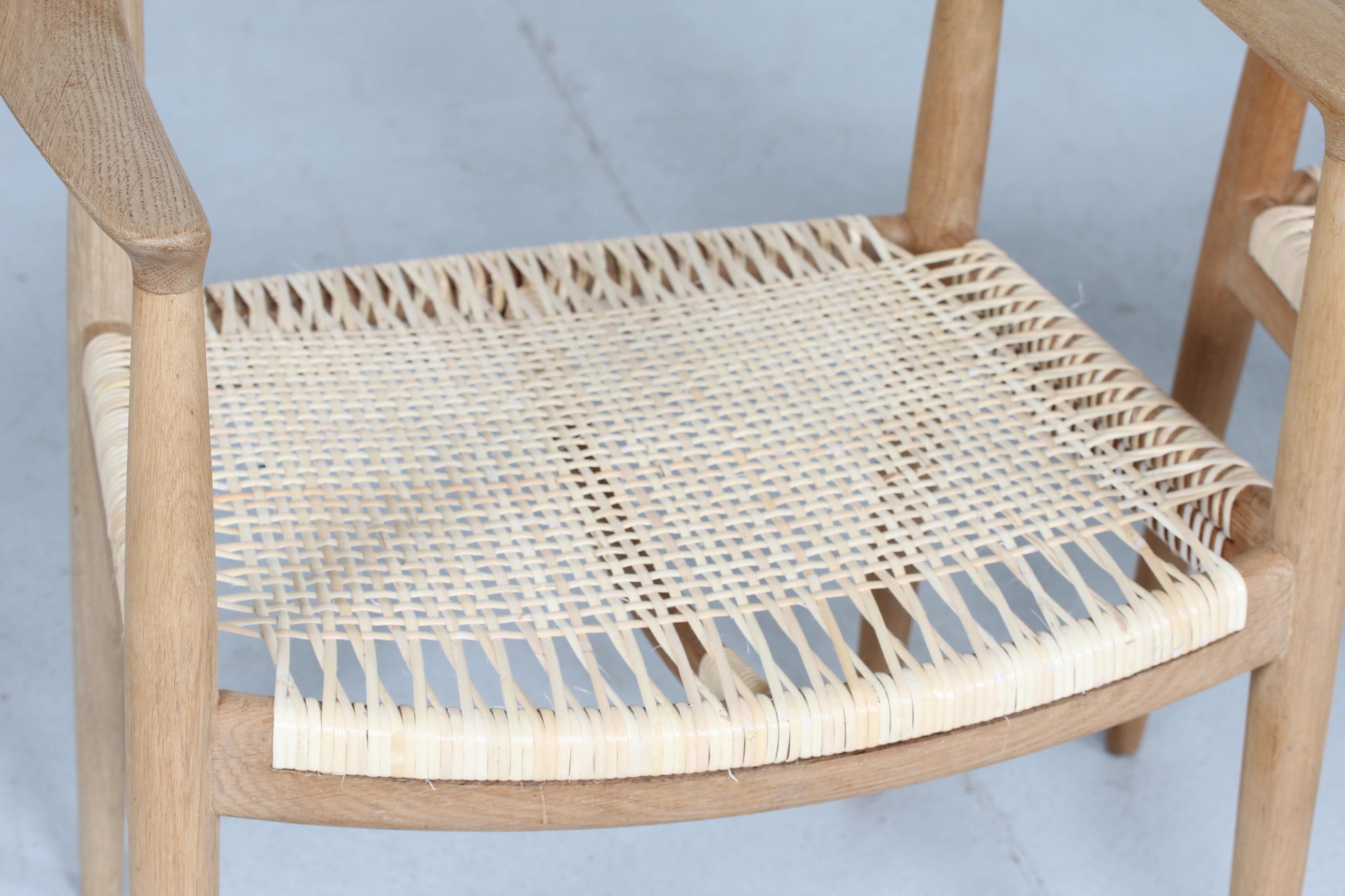 Danois Paire de chaises de Hans J Wegner 503 en chêne et en rotin fabriquées par Johannes Hansen:: années 1960