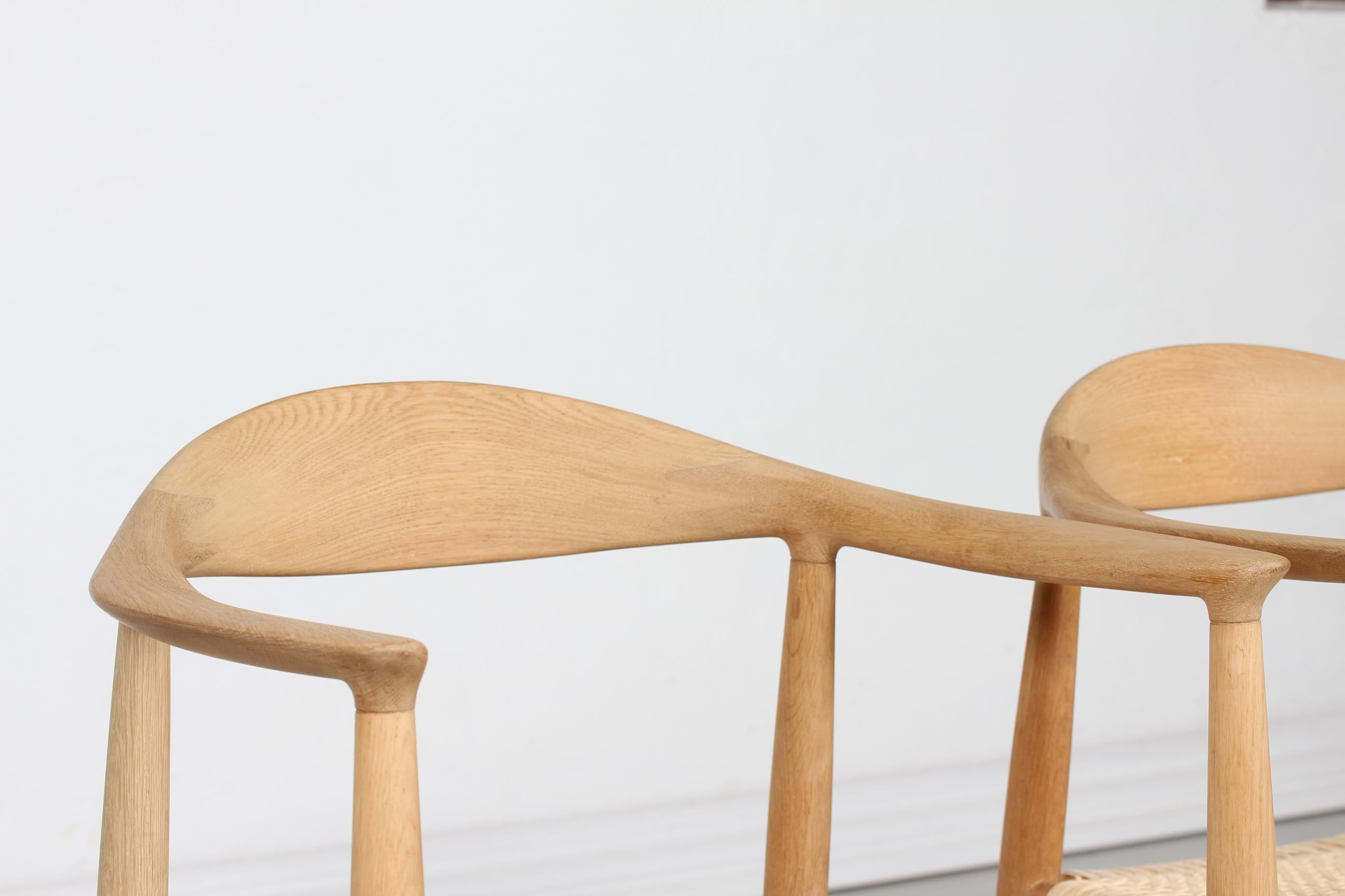 20ième siècle Paire de chaises de Hans J Wegner 503 en chêne et en rotin fabriquées par Johannes Hansen:: années 1960