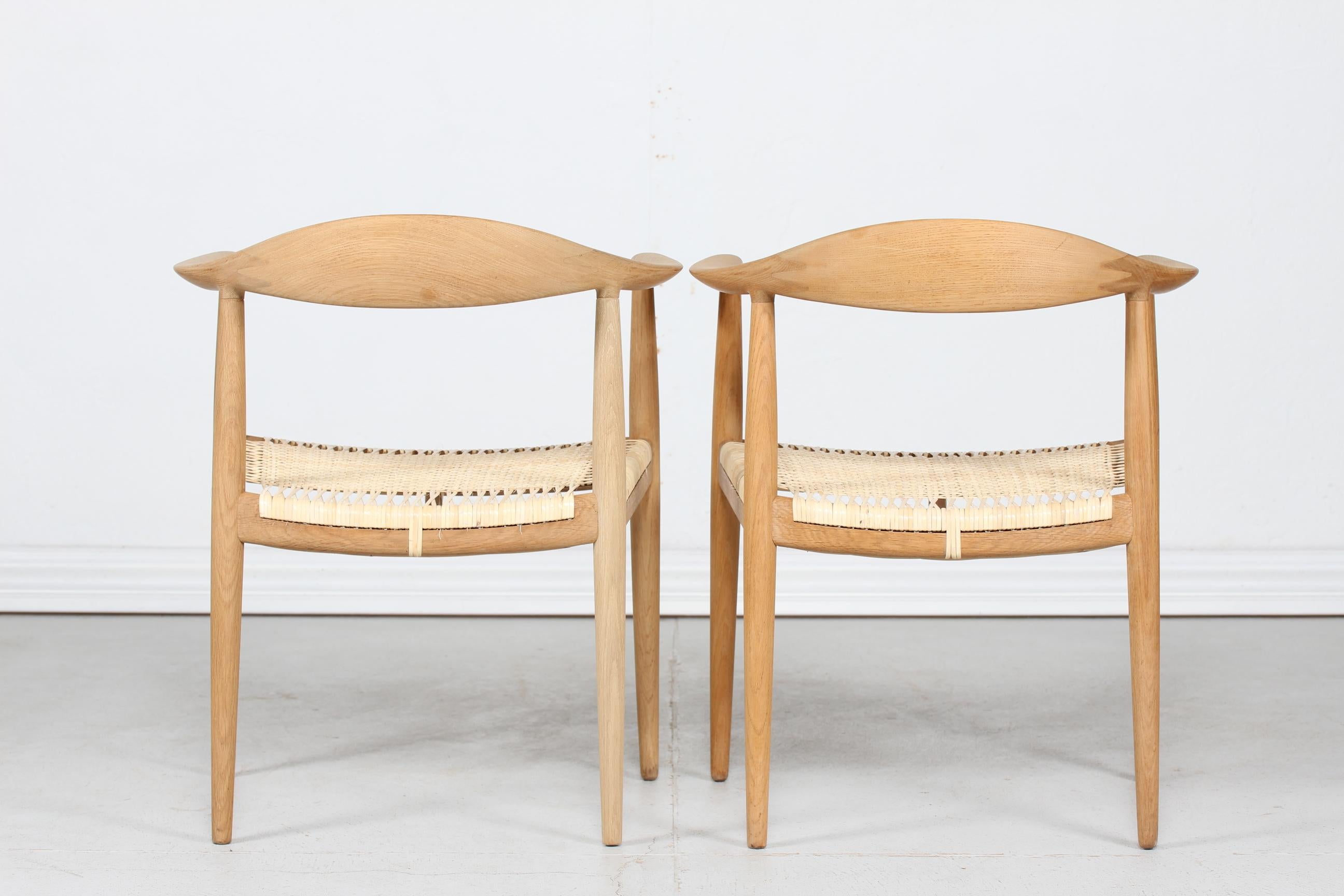 Chêne Paire de chaises de Hans J Wegner 503 en chêne et en rotin fabriquées par Johannes Hansen:: années 1960