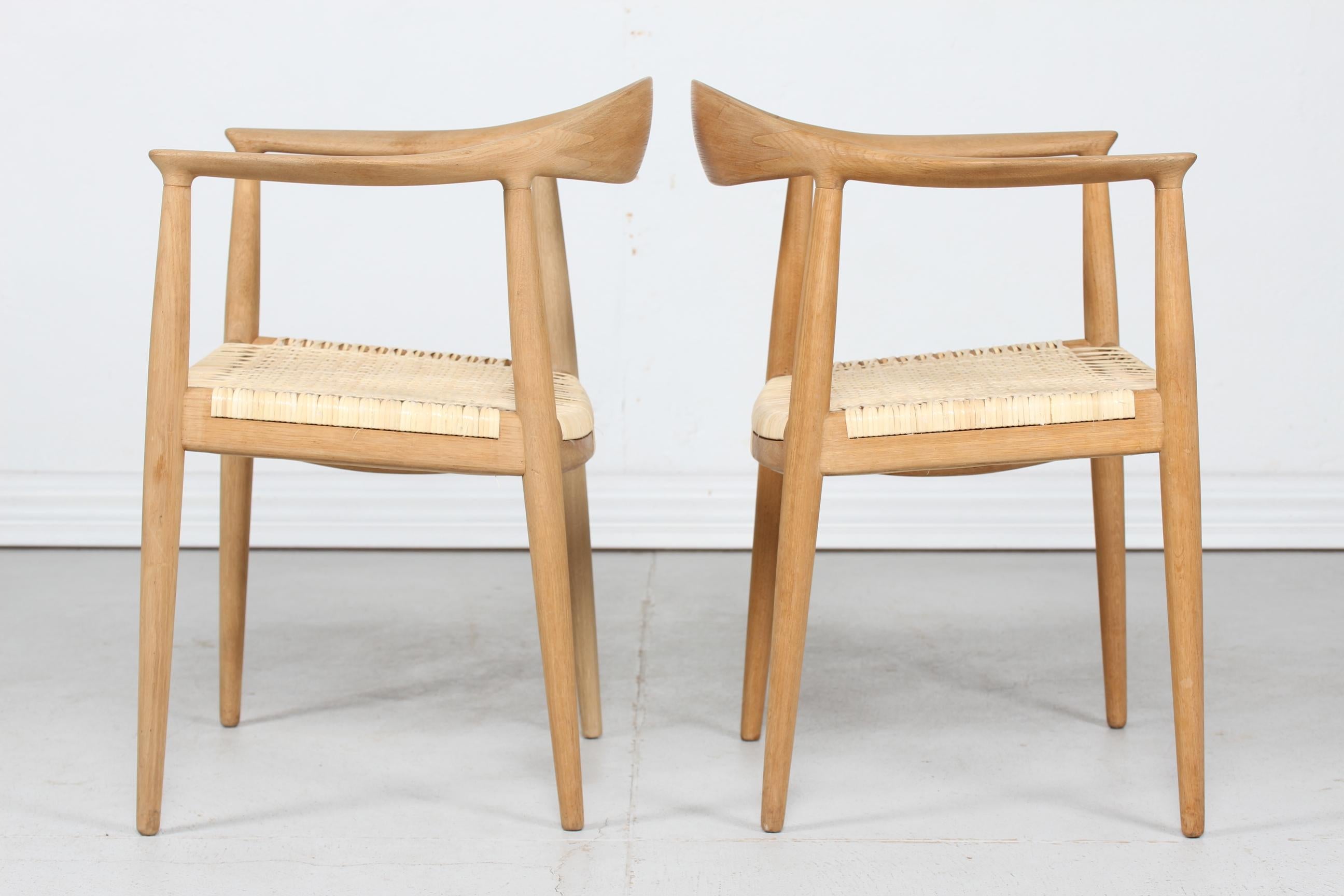 Paire de chaises de Hans J Wegner 503 en chêne et en rotin fabriquées par Johannes Hansen:: années 1960 1