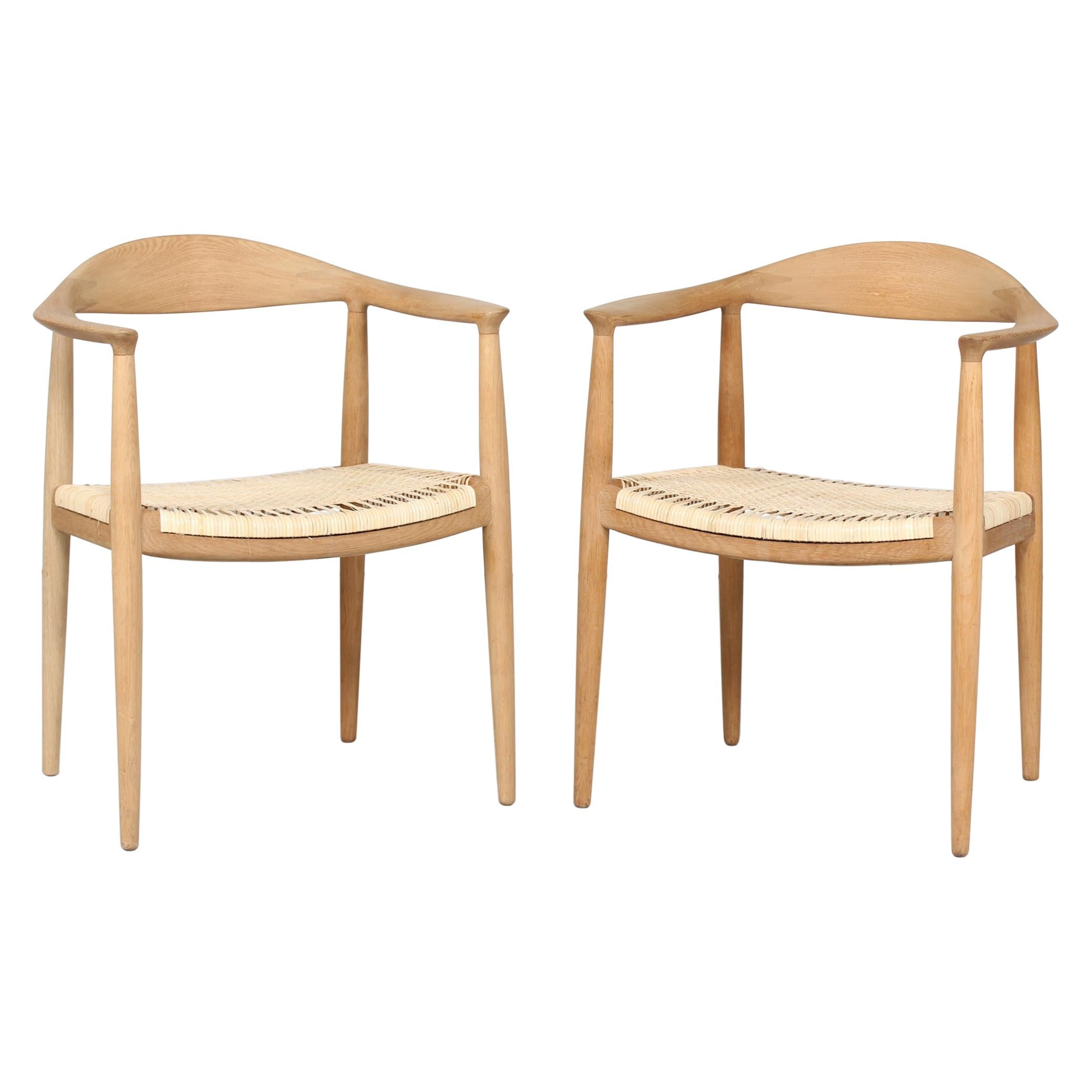 Paire de chaises de Hans J Wegner 503 en chêne et en rotin fabriquées par Johannes Hansen:: années 1960
