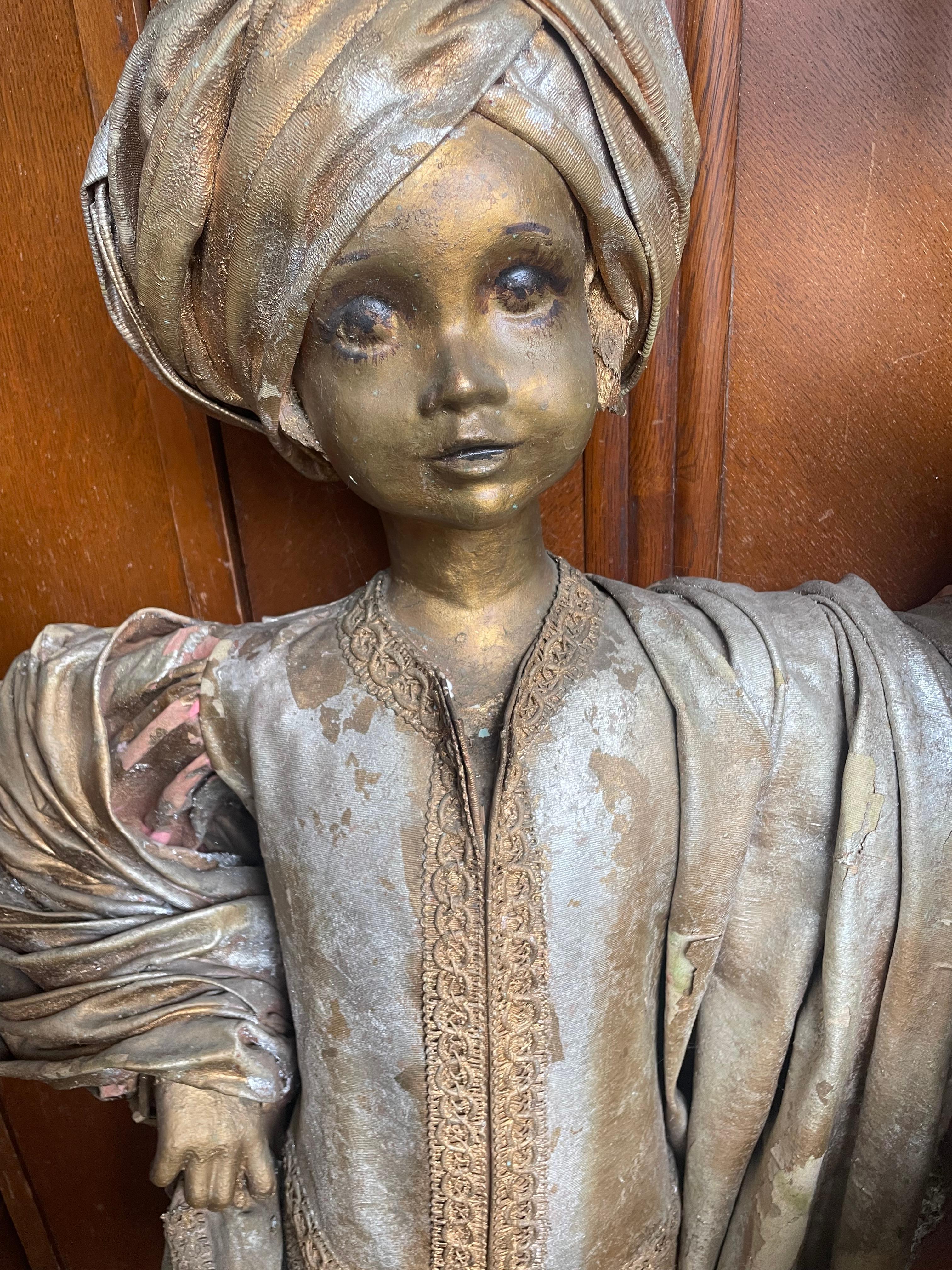 Pareja Teatral Oriente Medio Tamaño Infantil Figuras Con Trajes Dorados Turbante Antorchas en venta 13