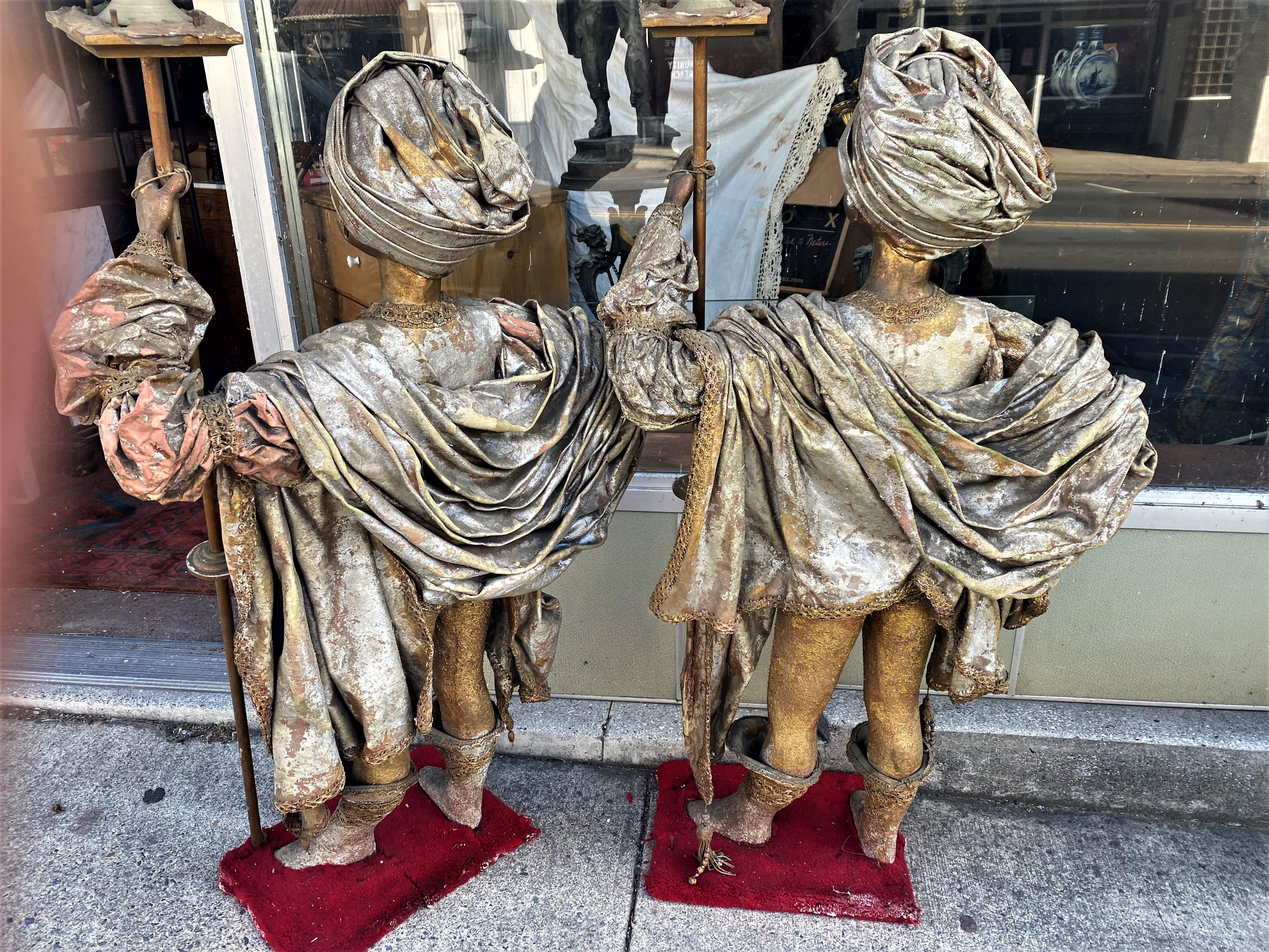 Pareja Teatral Oriente Medio Tamaño Infantil Figuras Con Trajes Dorados Turbante Antorchas Estadounidense en venta