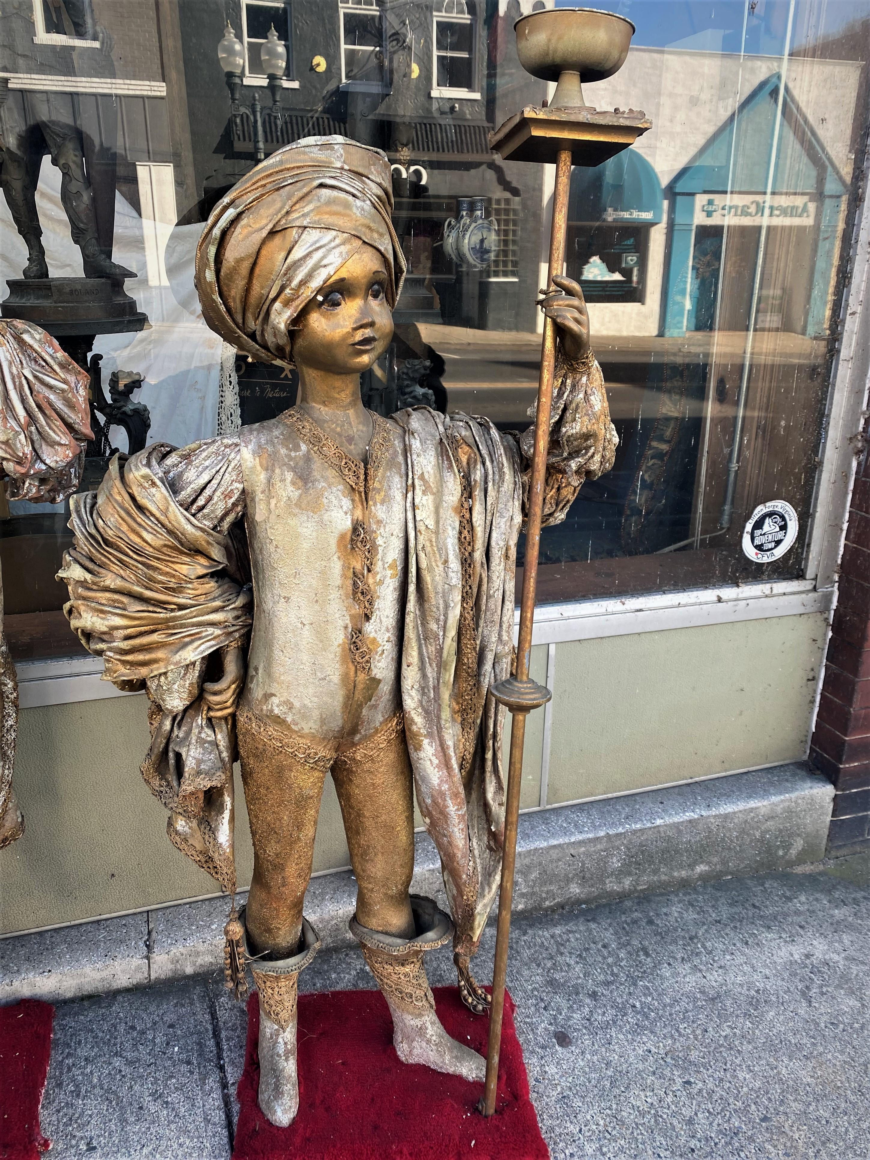 Pareja Teatral Oriente Medio Tamaño Infantil Figuras Con Trajes Dorados Turbante Antorchas Moldeado en venta