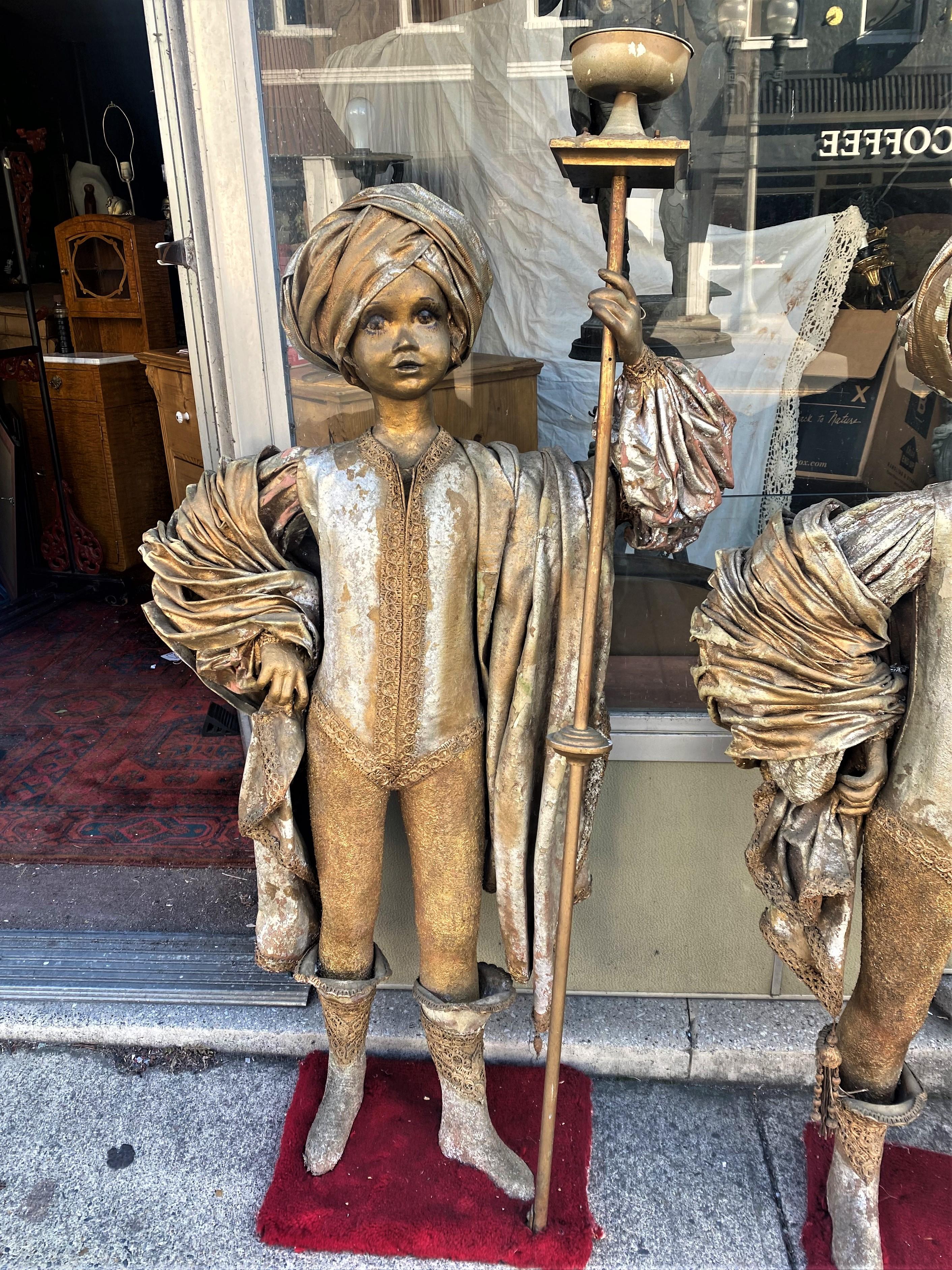 Pareja Teatral Oriente Medio Tamaño Infantil Figuras Con Trajes Dorados Turbante Antorchas en Bastante bueno estado para la venta en Clifton Forge, VA