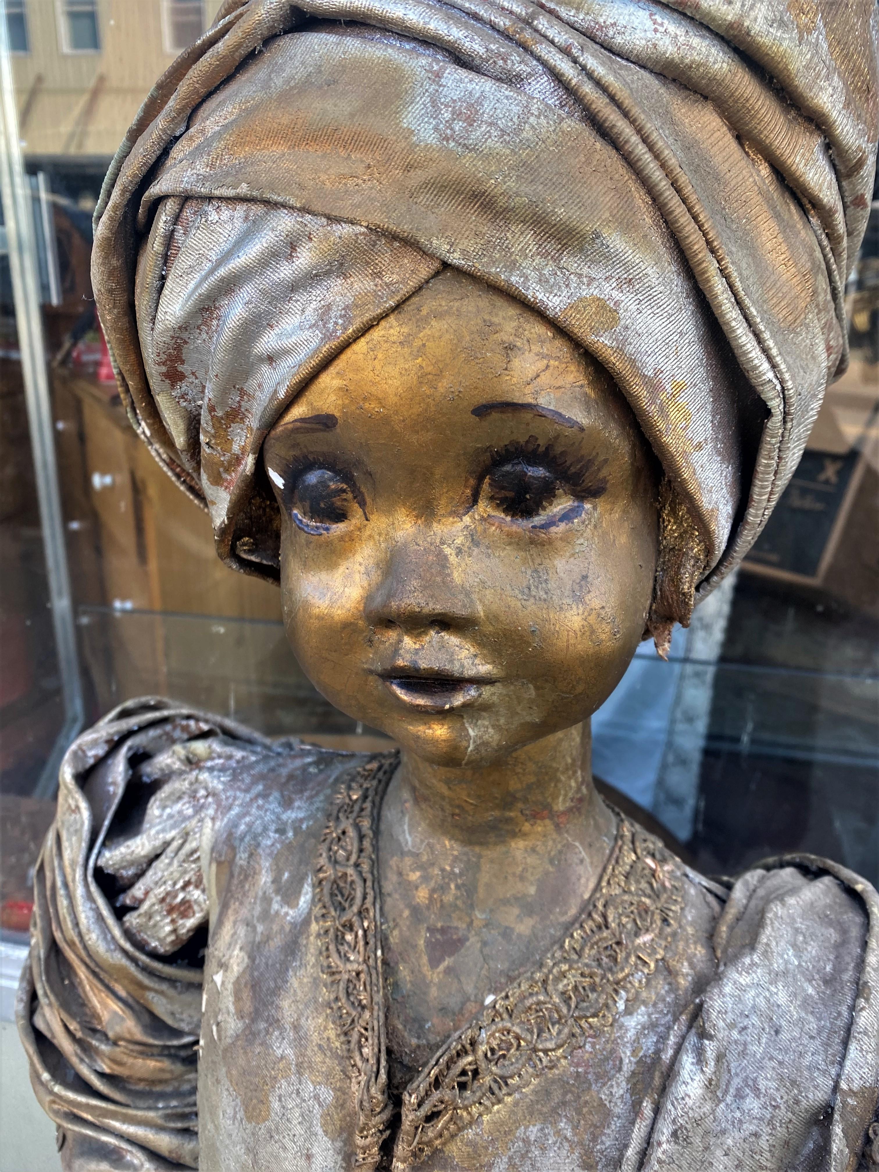 Pareja Teatral Oriente Medio Tamaño Infantil Figuras Con Trajes Dorados Turbante Antorchas Tela en venta