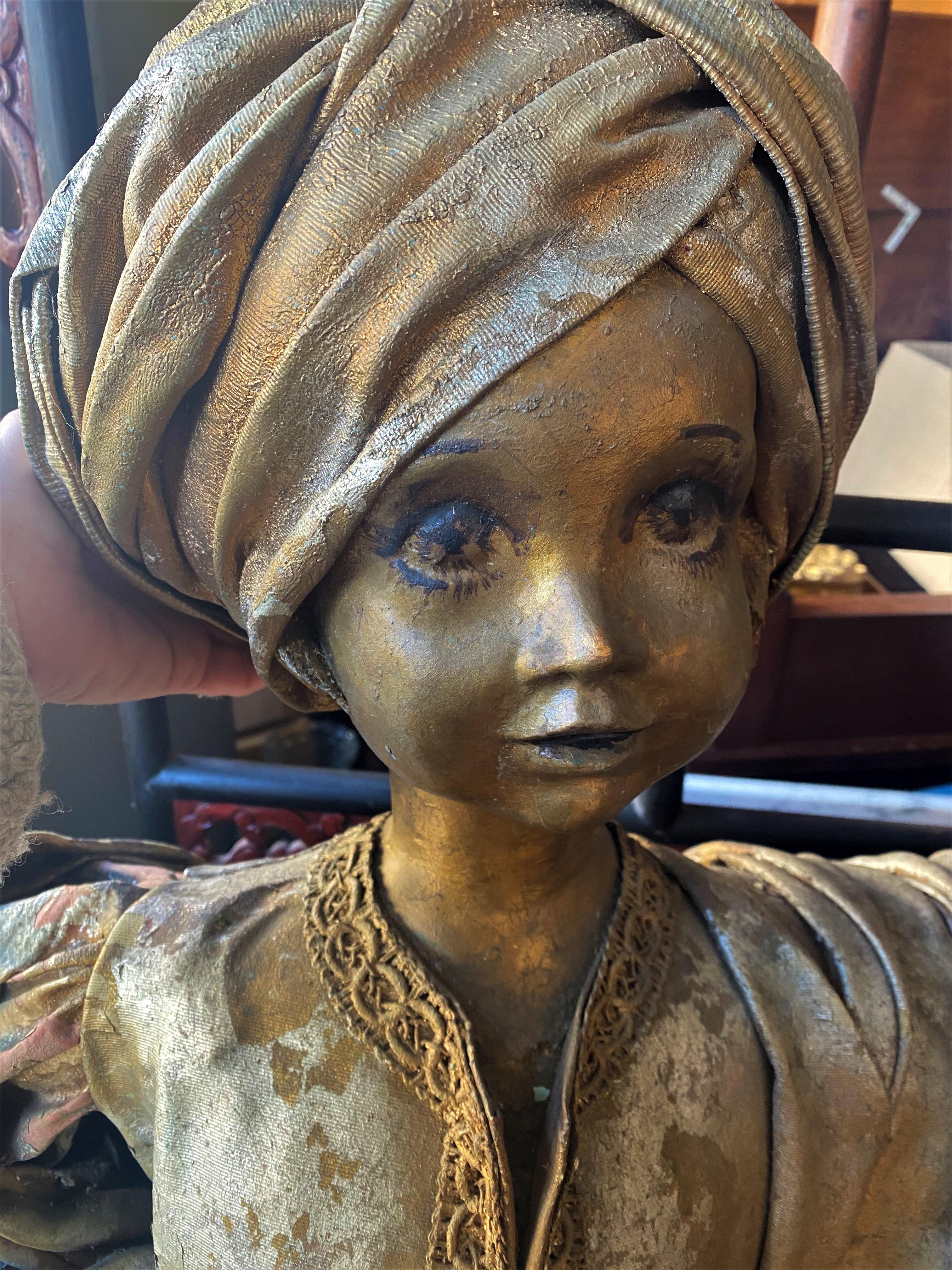 Pareja Teatral Oriente Medio Tamaño Infantil Figuras Con Trajes Dorados Turbante Antorchas en venta 1