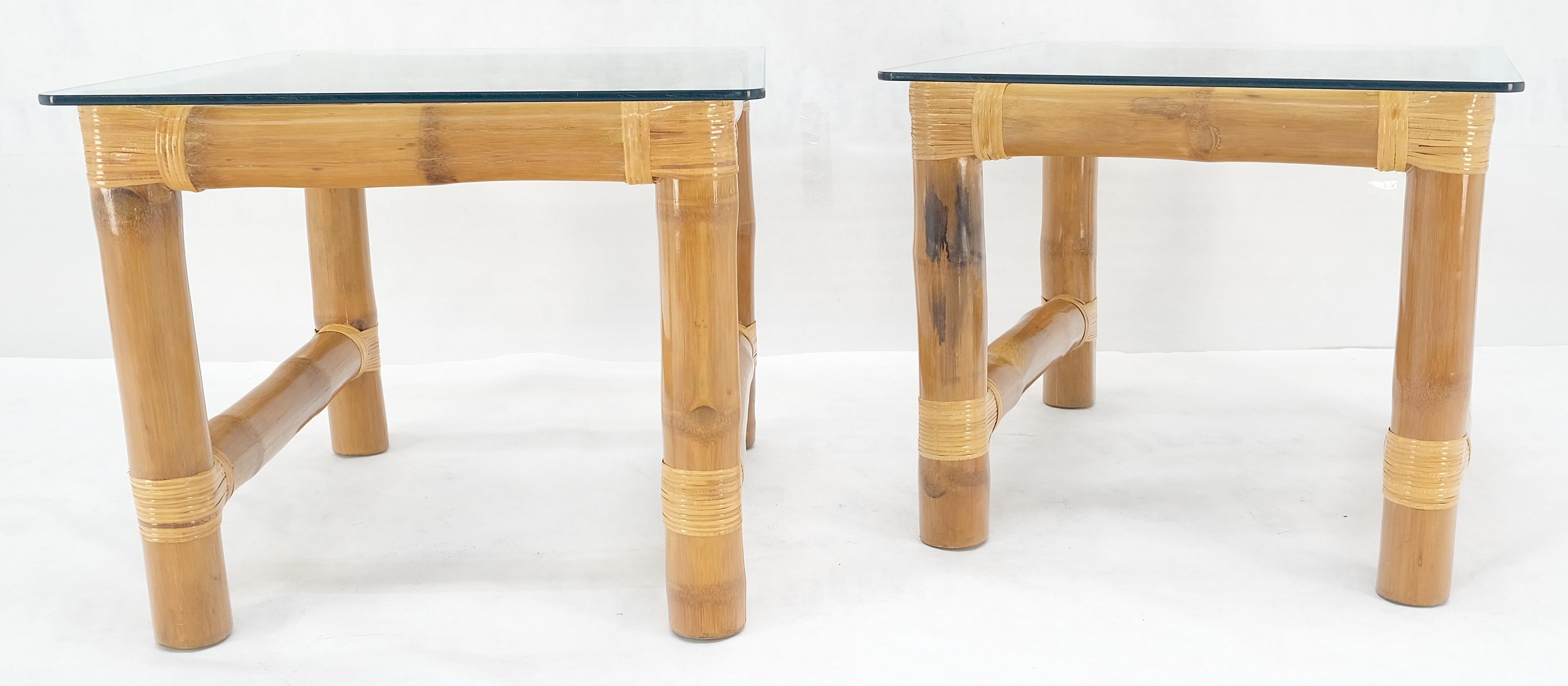 Américain Paire de tables d'appoint en bambou épais avec plateau en verre rectangulaire MINT en vente