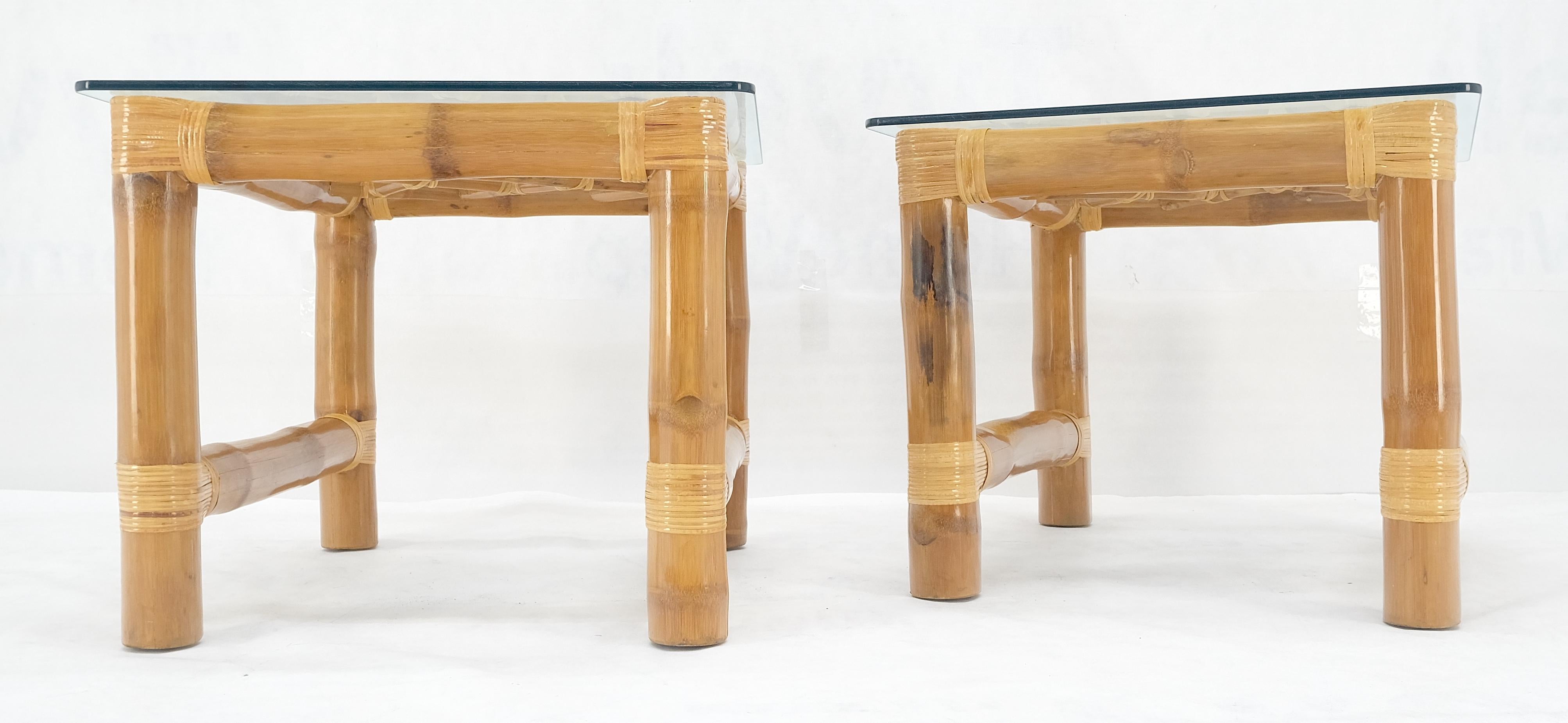 Laqué Paire de tables d'appoint en bambou épais avec plateau en verre rectangulaire MINT en vente