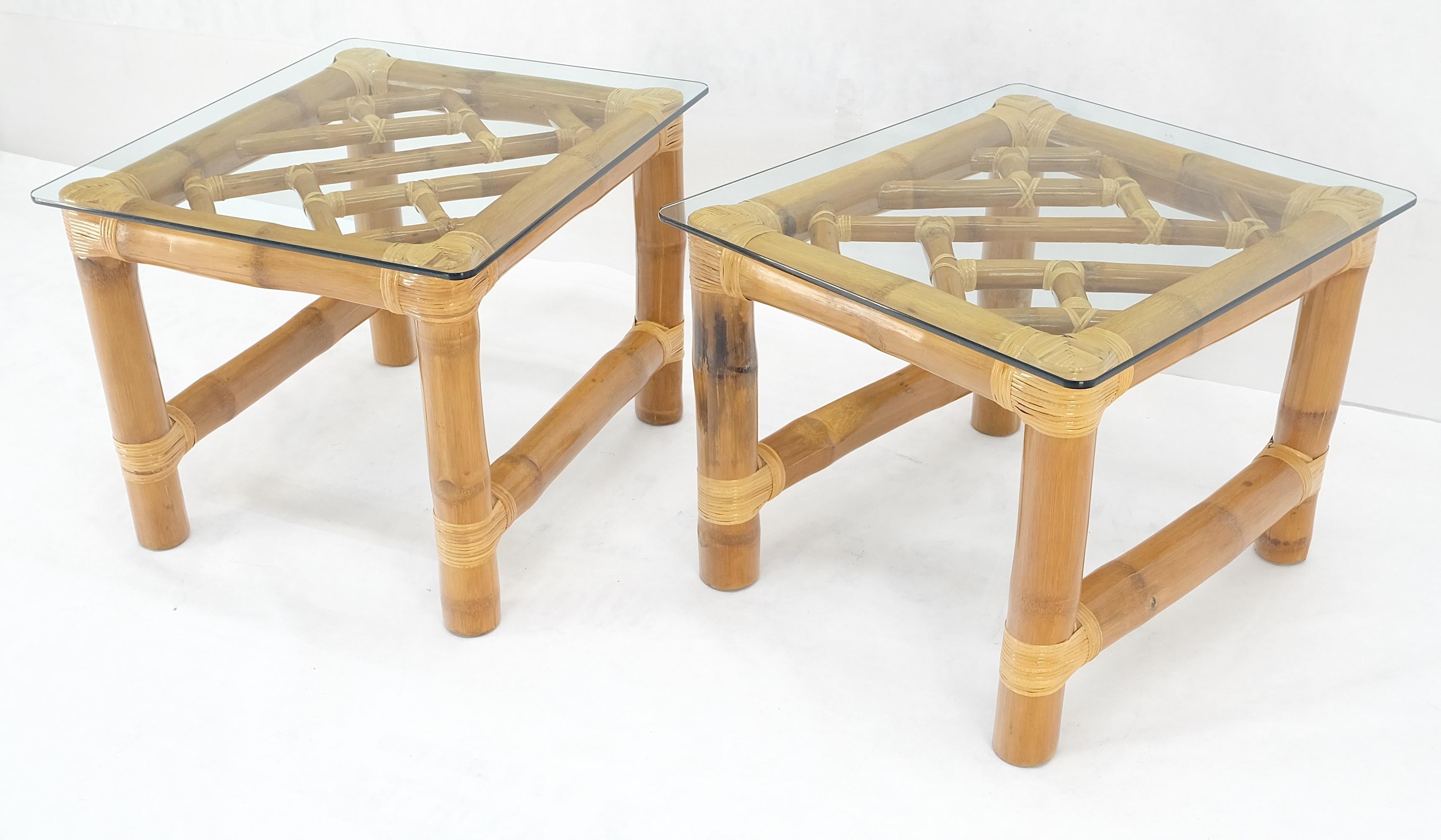 Paire de tables d'appoint en bambou épais avec plateau en verre rectangulaire MINT Bon état - En vente à Rockaway, NJ