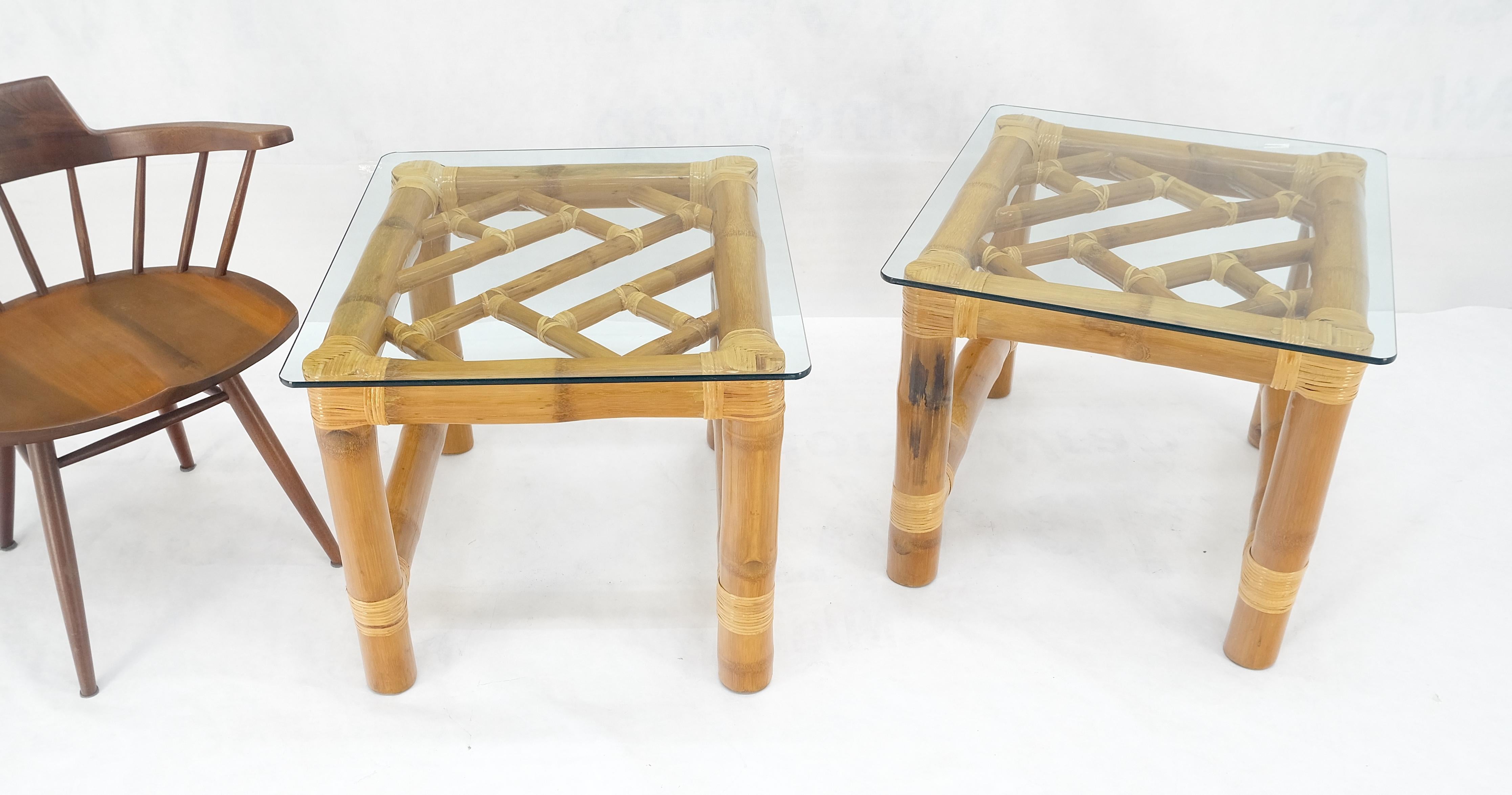 20ième siècle Paire de tables d'appoint en bambou épais avec plateau en verre rectangulaire MINT en vente