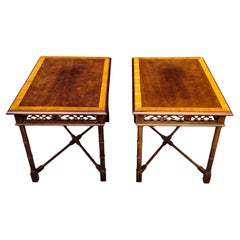 Pareja de mesas auxiliares Thomasville Chinese Chippendale Crossbanded Mahogany Faux Bamboo