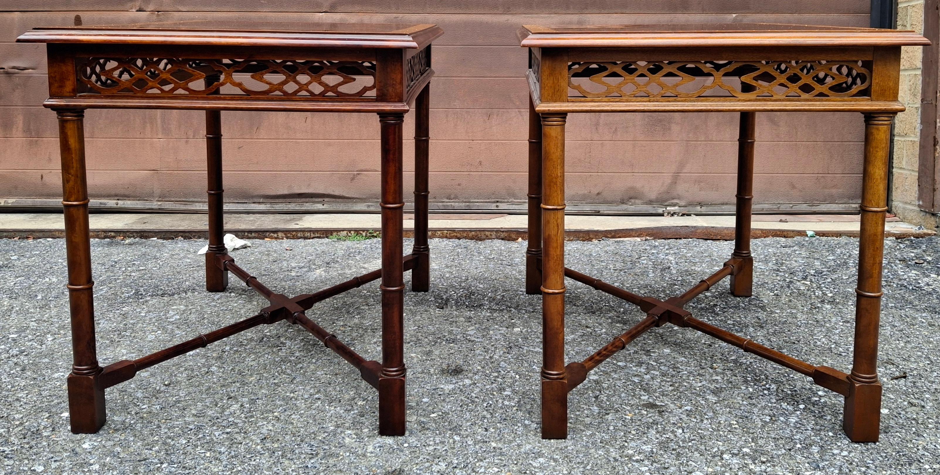 Néo-baroque Pair Thomasville Chinese Chippendale Crossbanded Mahogany Faux Bamboo Side Table en vente