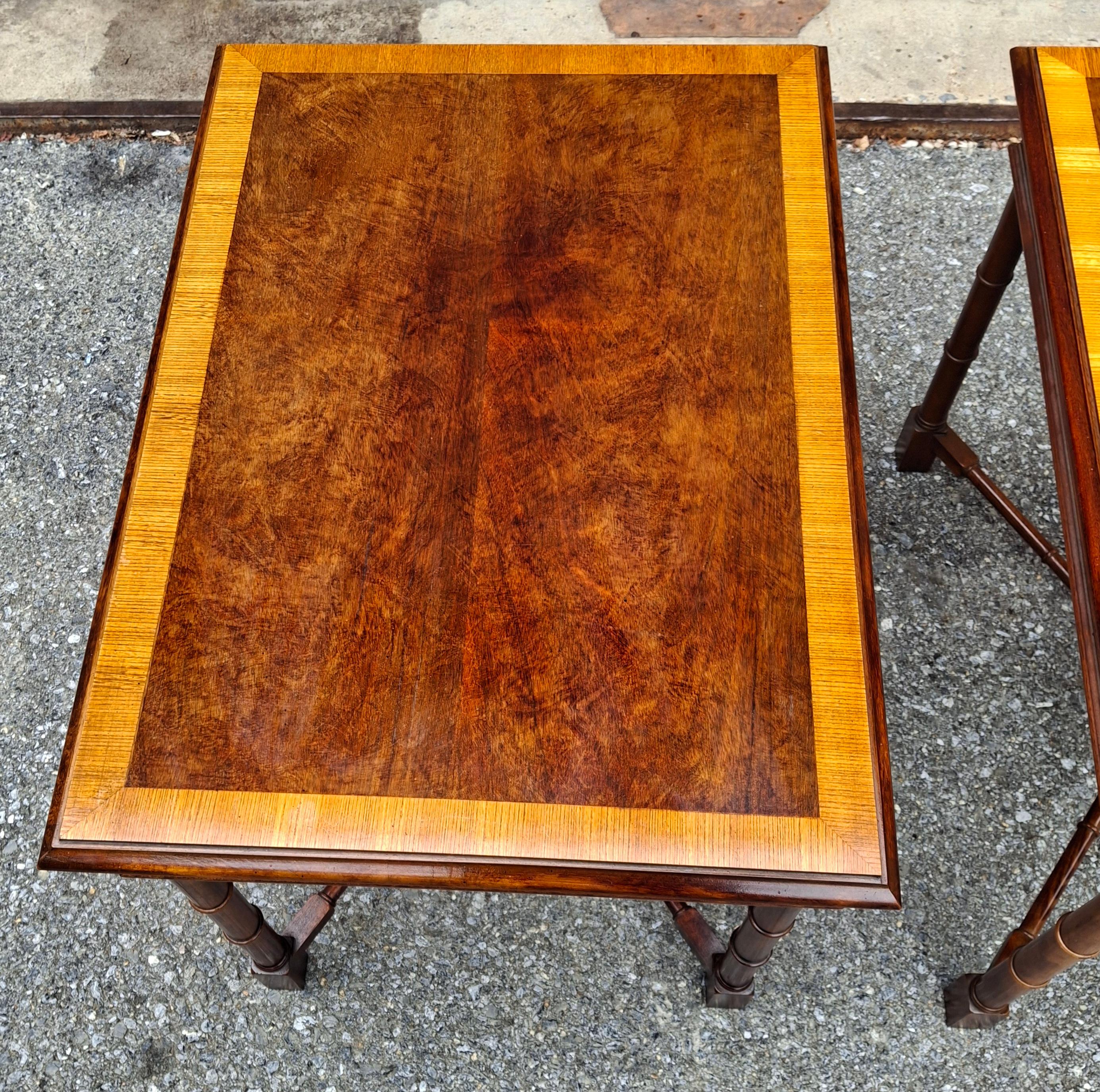 20ième siècle Pair Thomasville Chinese Chippendale Crossbanded Mahogany Faux Bamboo Side Table en vente