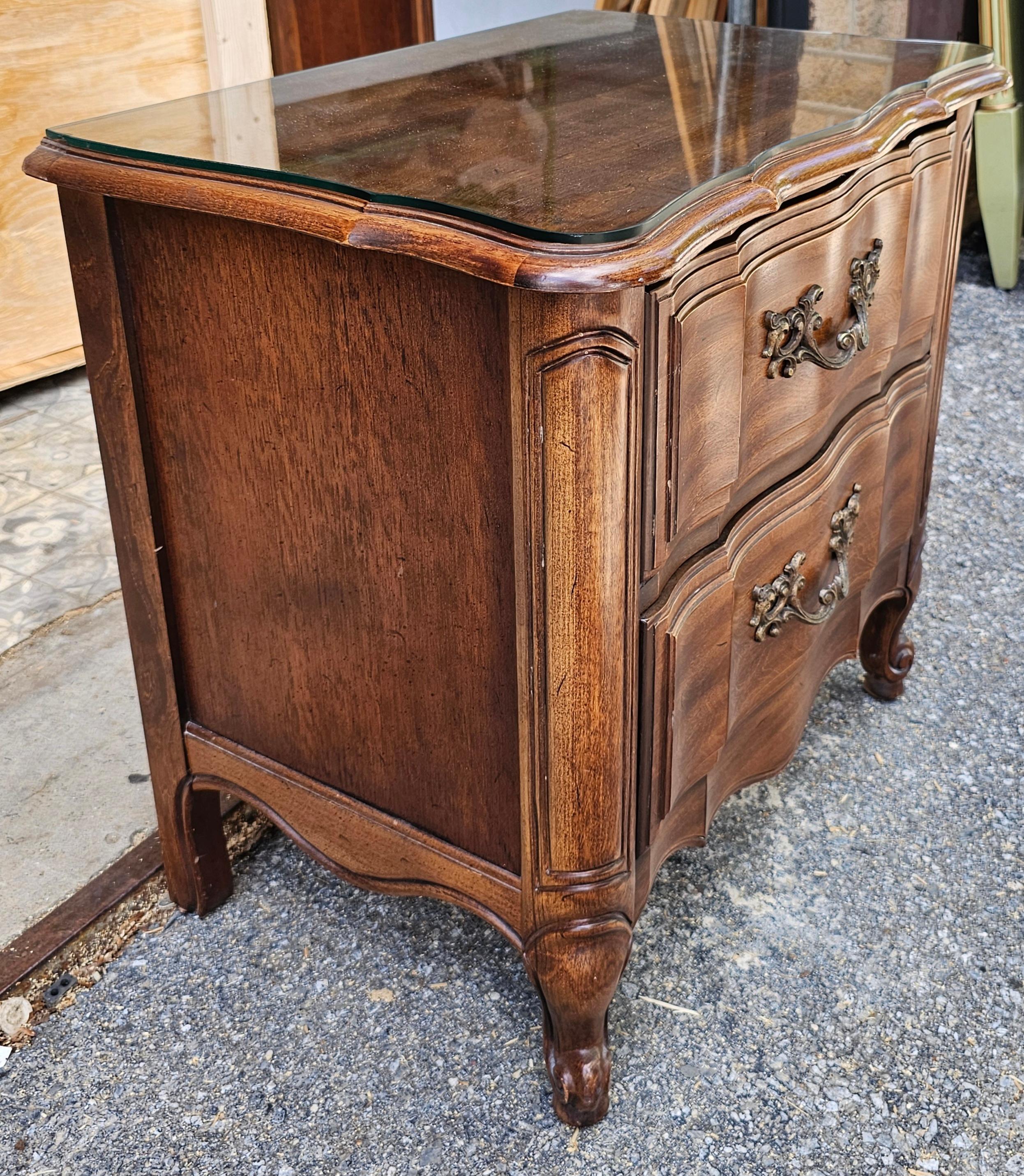 Paire de commodes de chevet de style provincial Thomasville en bois fruitier avec dessus en verre en vente 2