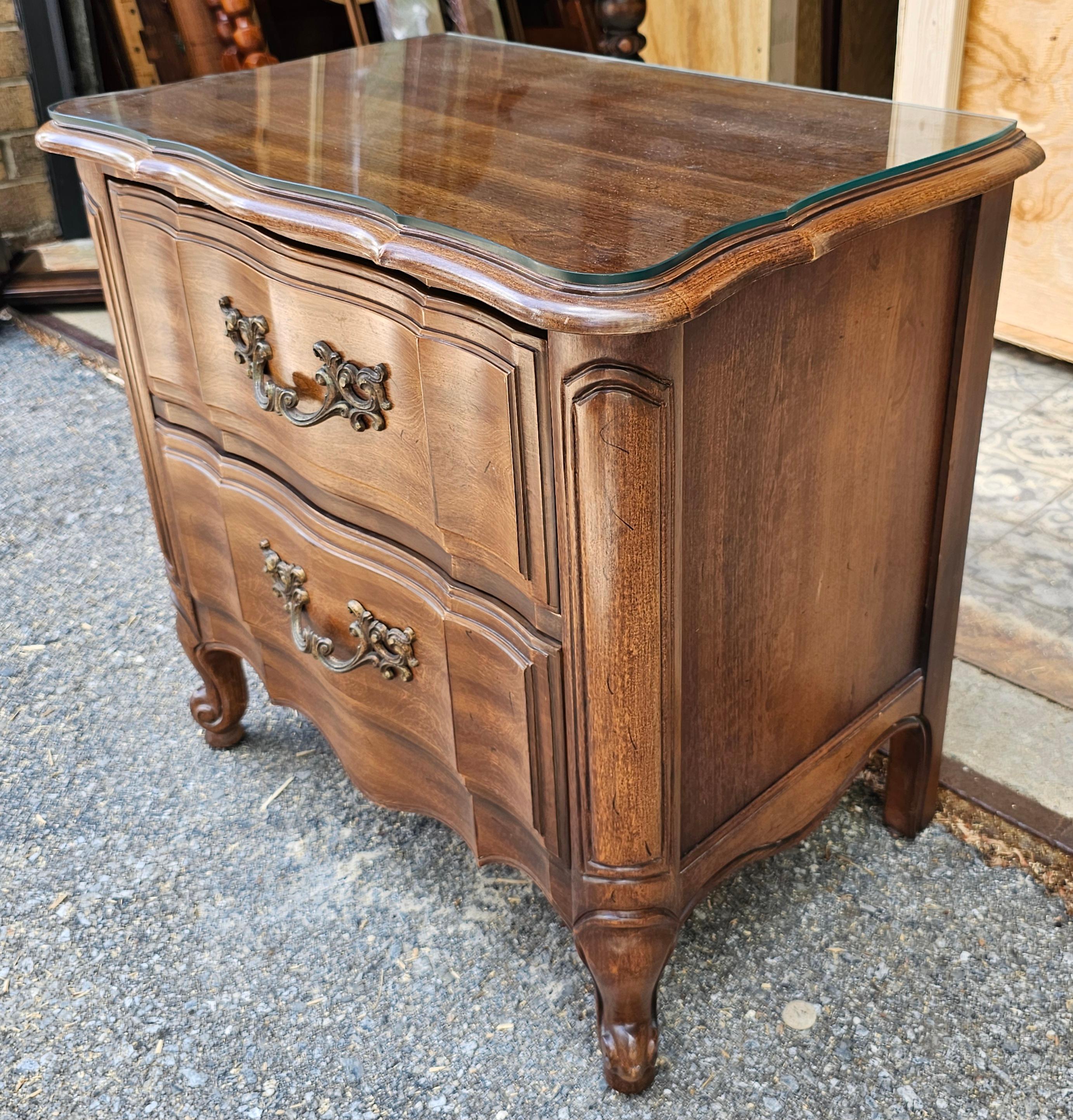Paire de commodes de chevet de style provincial Thomasville en bois fruitier avec dessus en verre en vente 3