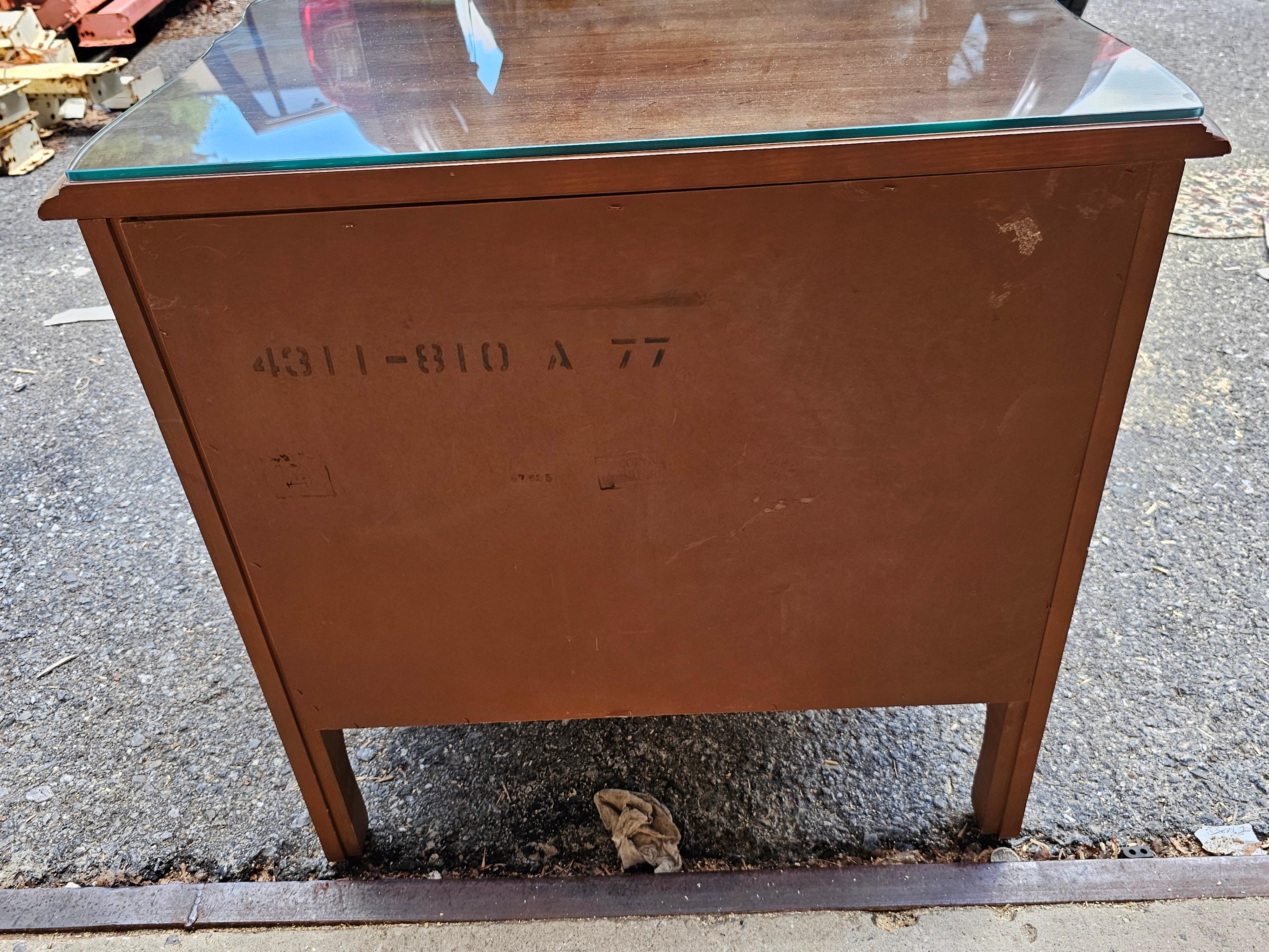 Paire de commodes de chevet de style provincial Thomasville en bois fruitier avec dessus en verre en vente 4