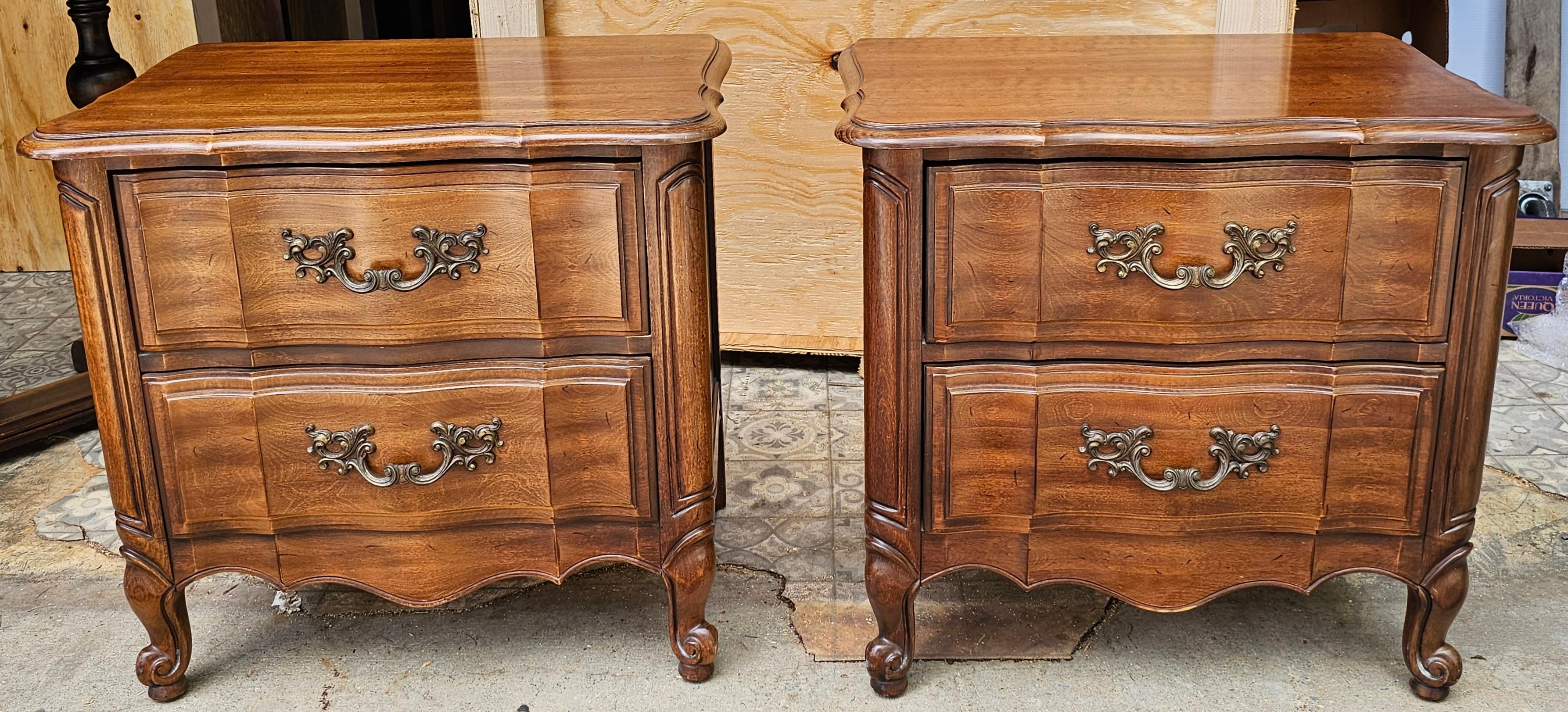 Nous vous proposons une paire de commodes en bois fruitier de style provincial de Thomasville avec des plateaux en verre protecteur. Grand état vintage
 Il date de 1969 et mesure 26