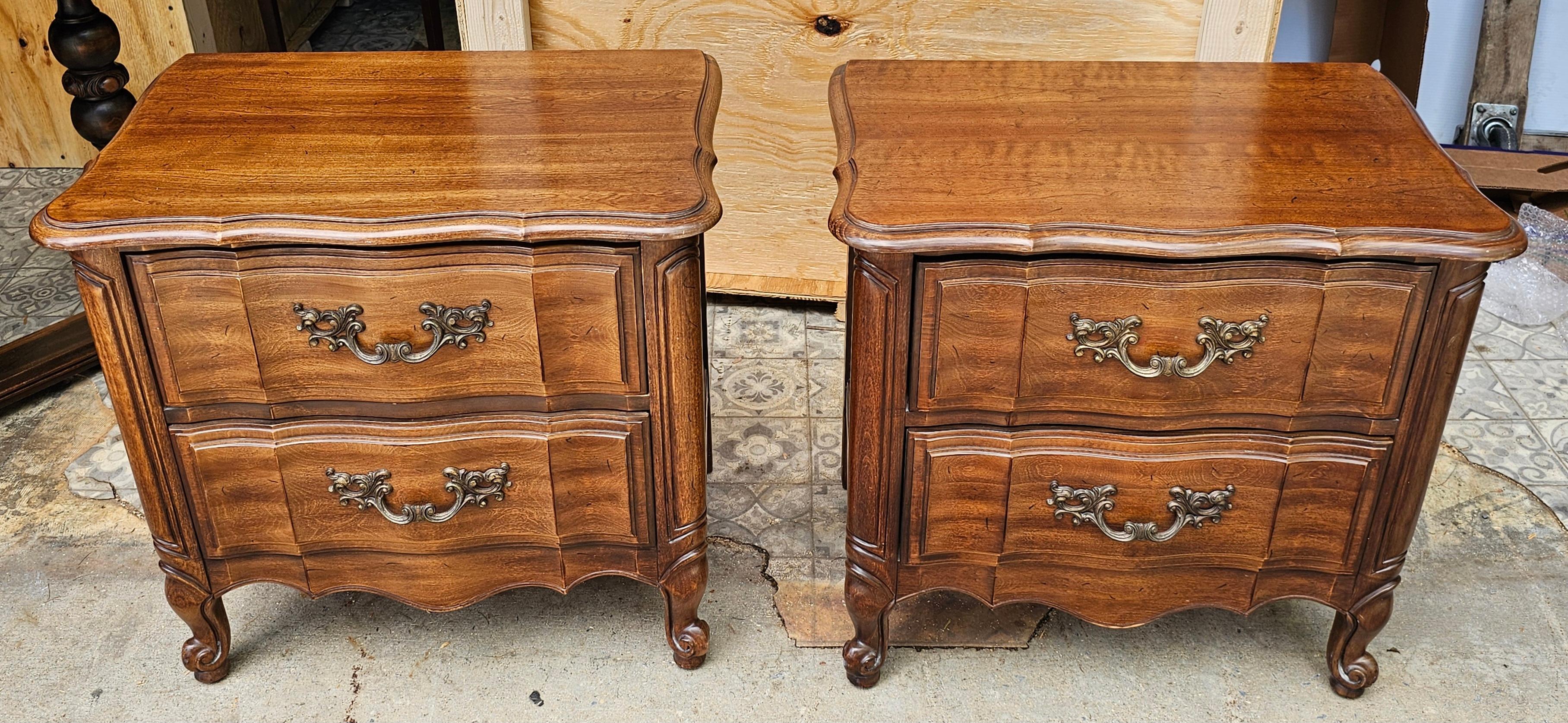 Provincial français Paire de commodes de chevet de style provincial Thomasville en bois fruitier avec dessus en verre en vente