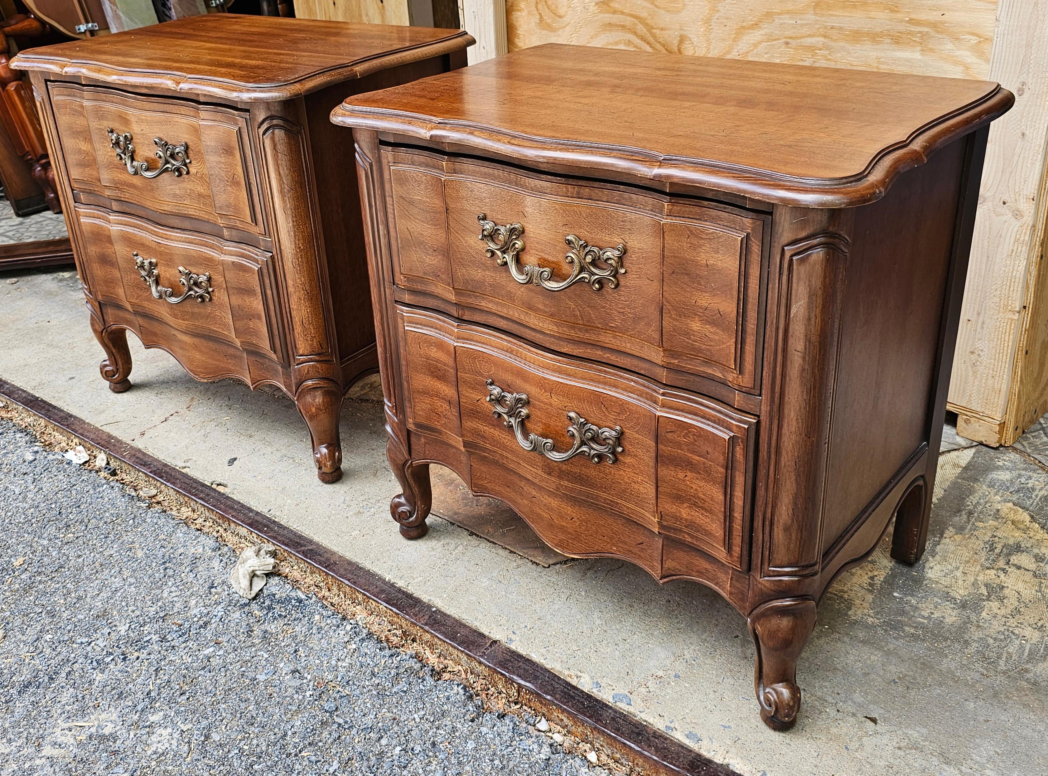 Américain Paire de commodes de chevet de style provincial Thomasville en bois fruitier avec dessus en verre en vente