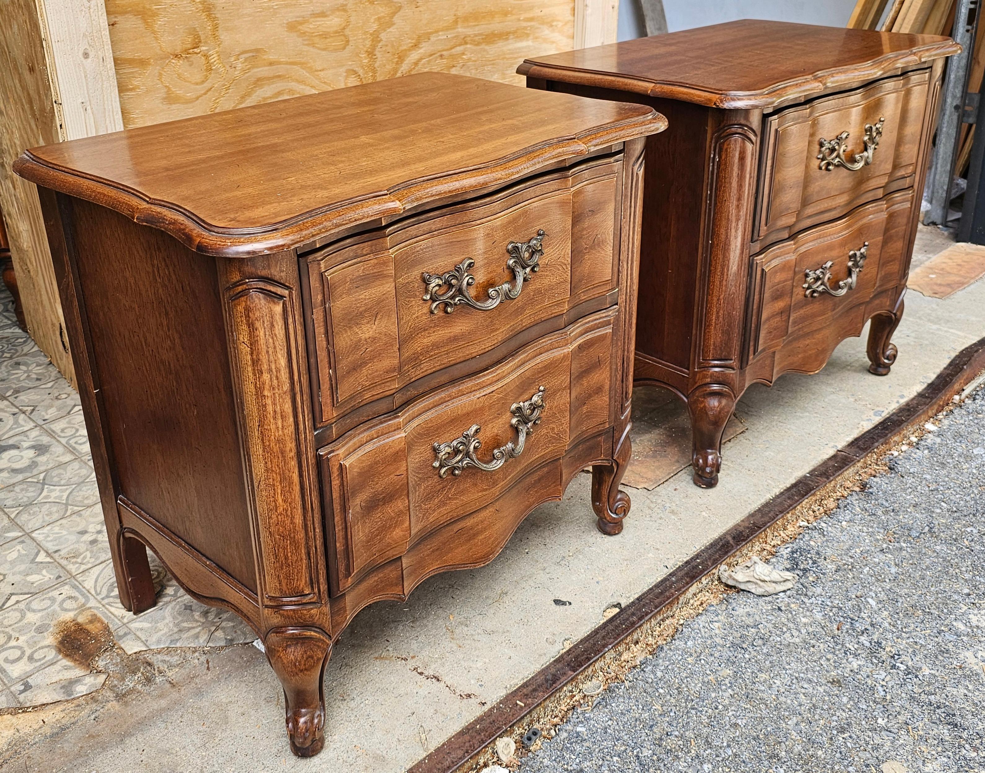 Sculpté Paire de commodes de chevet de style provincial Thomasville en bois fruitier avec dessus en verre en vente
