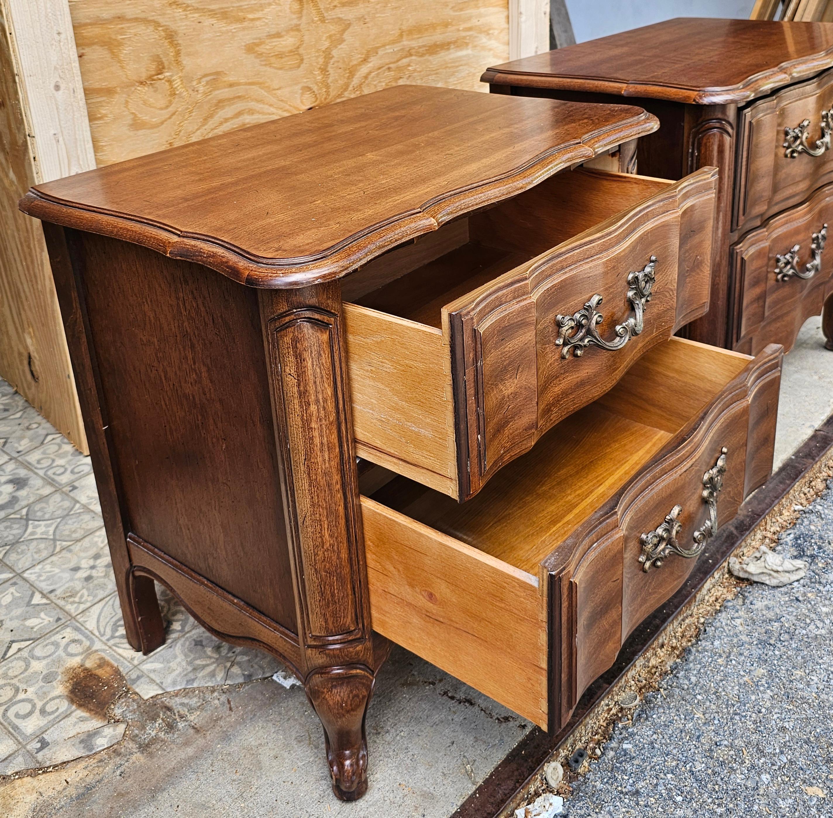 Paire de commodes de chevet de style provincial Thomasville en bois fruitier avec dessus en verre Excellent état - En vente à Germantown, MD