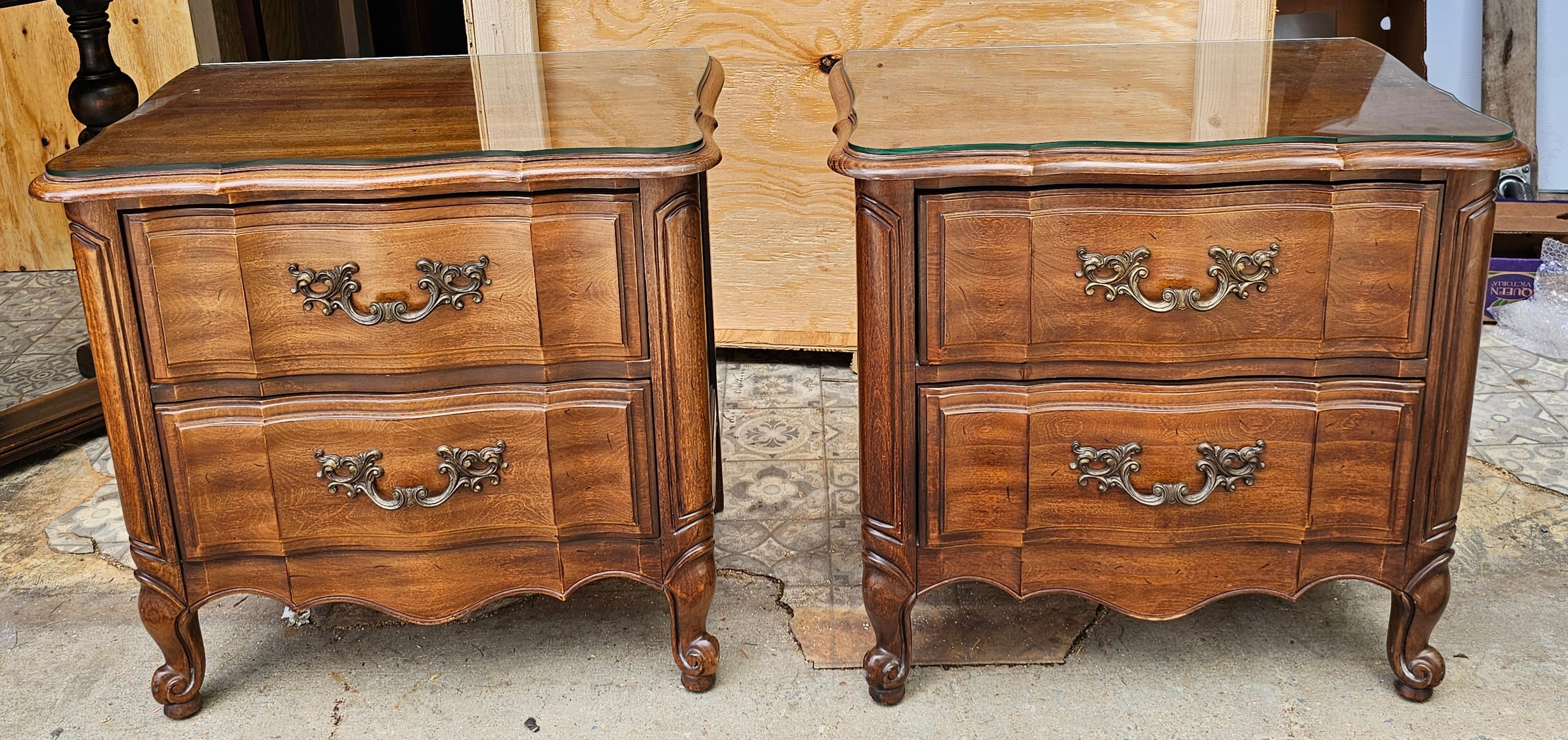 20ième siècle Paire de commodes de chevet de style provincial Thomasville en bois fruitier avec dessus en verre en vente
