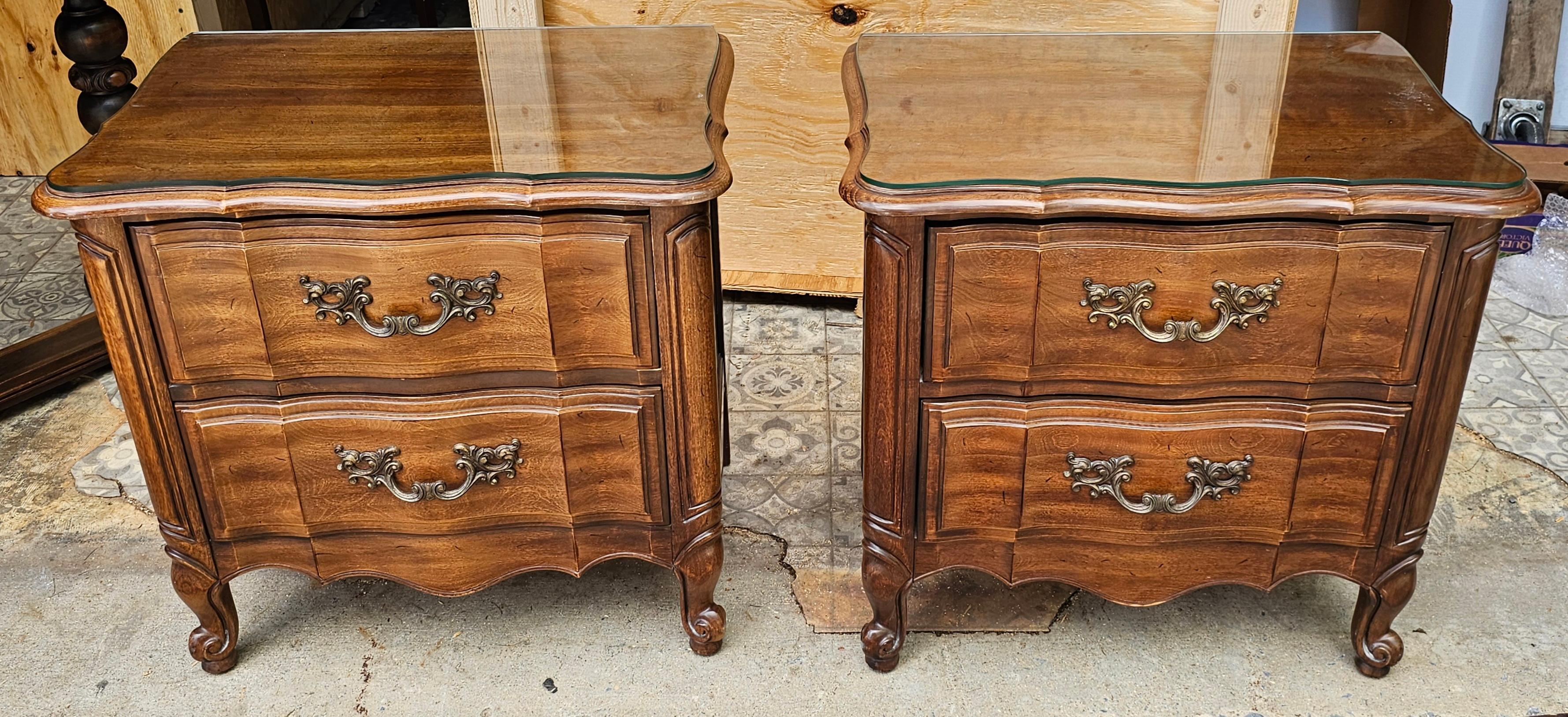 Bois de feuillus Paire de commodes de chevet de style provincial Thomasville en bois fruitier avec dessus en verre en vente