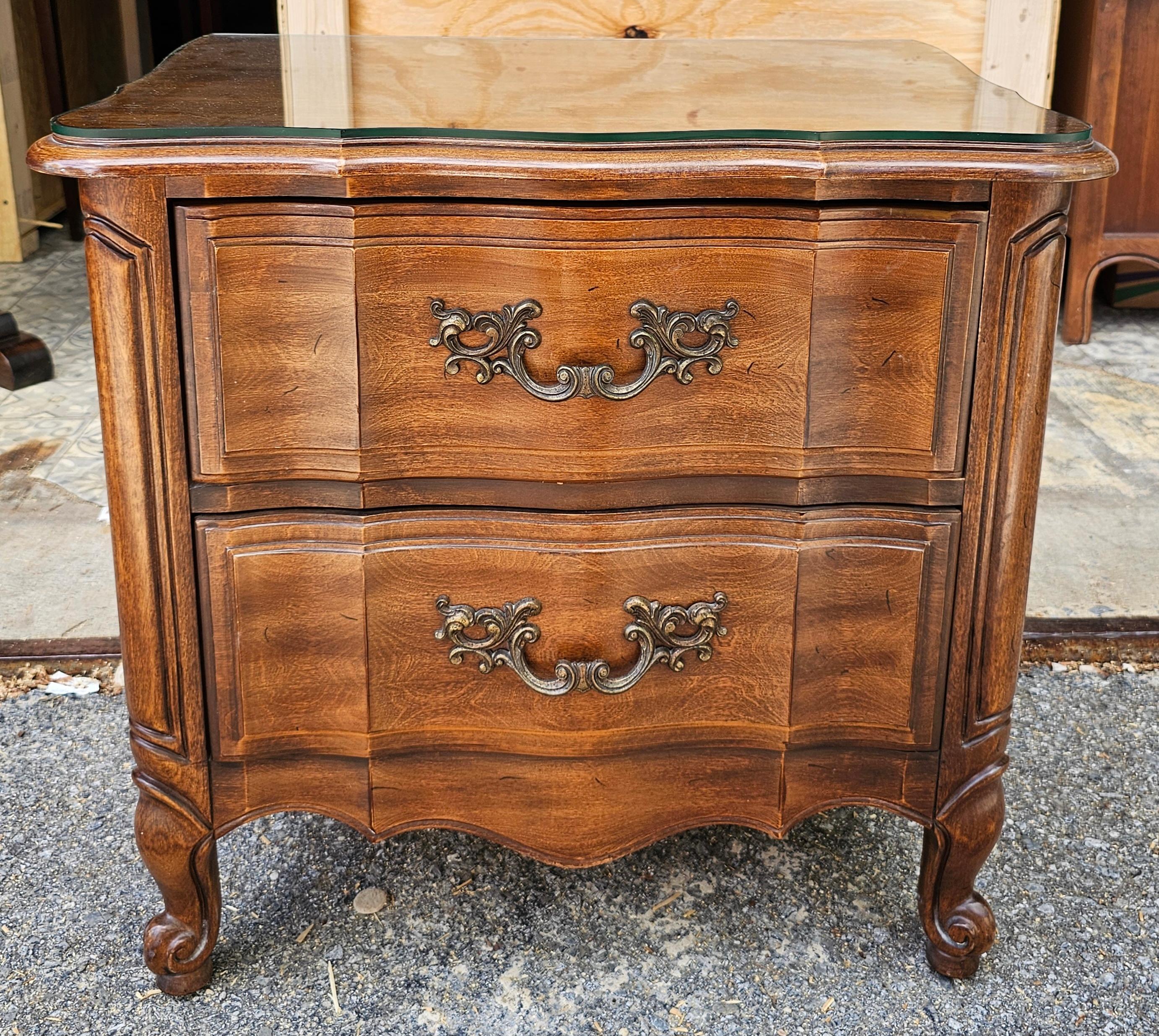 Paire de commodes de chevet de style provincial Thomasville en bois fruitier avec dessus en verre en vente 1