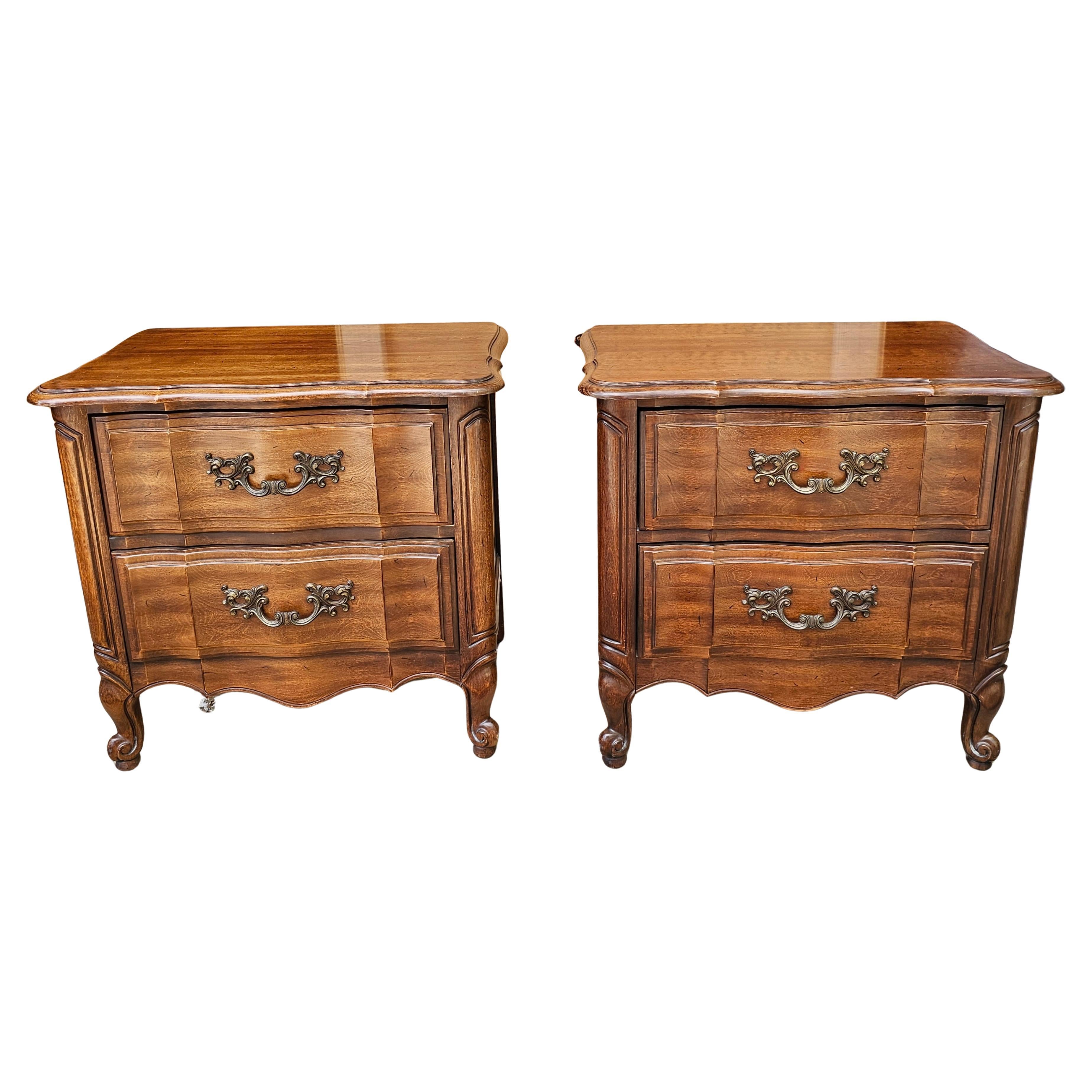 Pareja de cómodas de madera de frutal de estilo provincial Thomasville con tapa de cristal