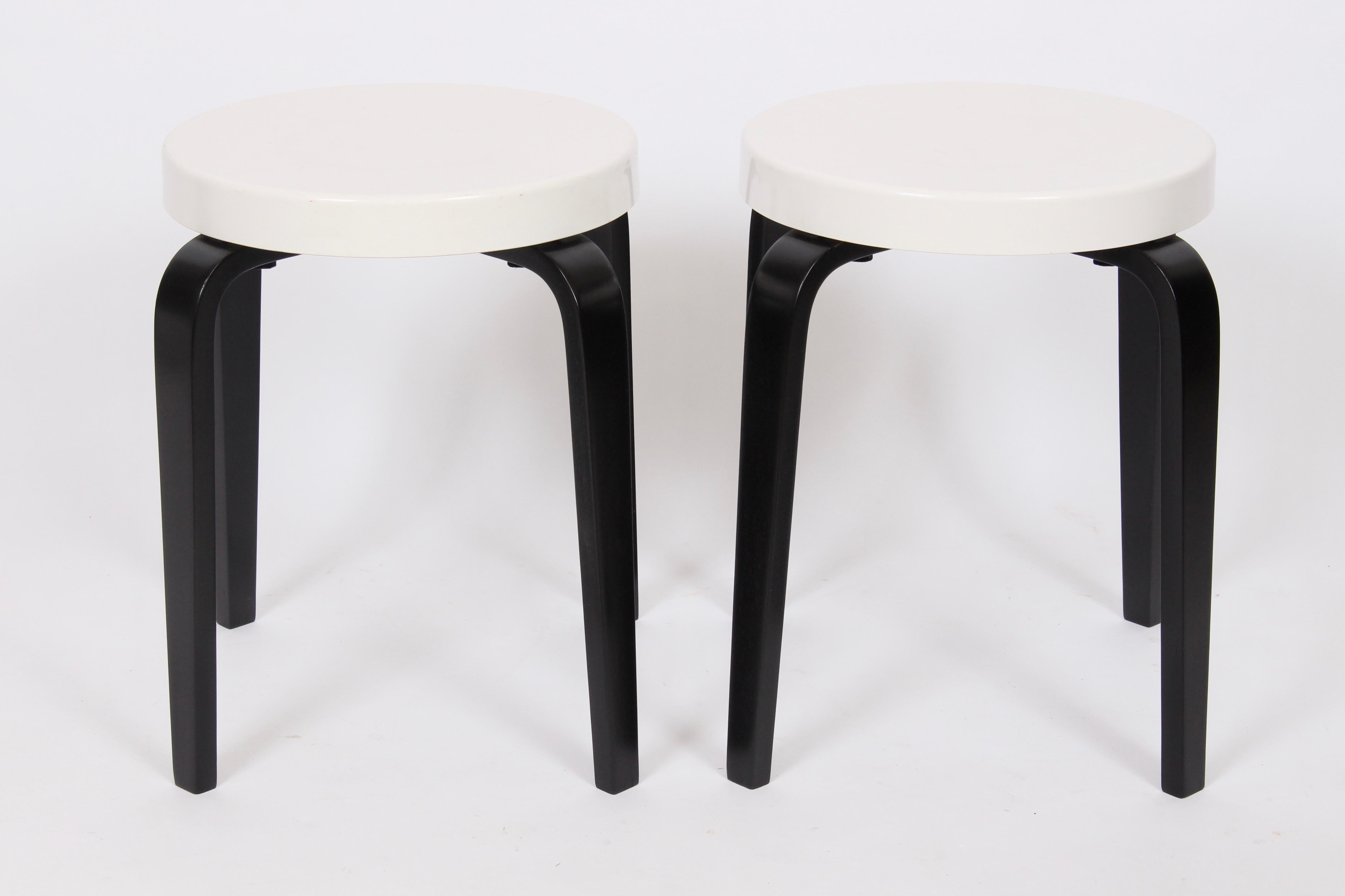 Coppia di sgabelli impilabili in bengala e bachelite Thonet bianchi e neri, anni '30 in vendita 4
