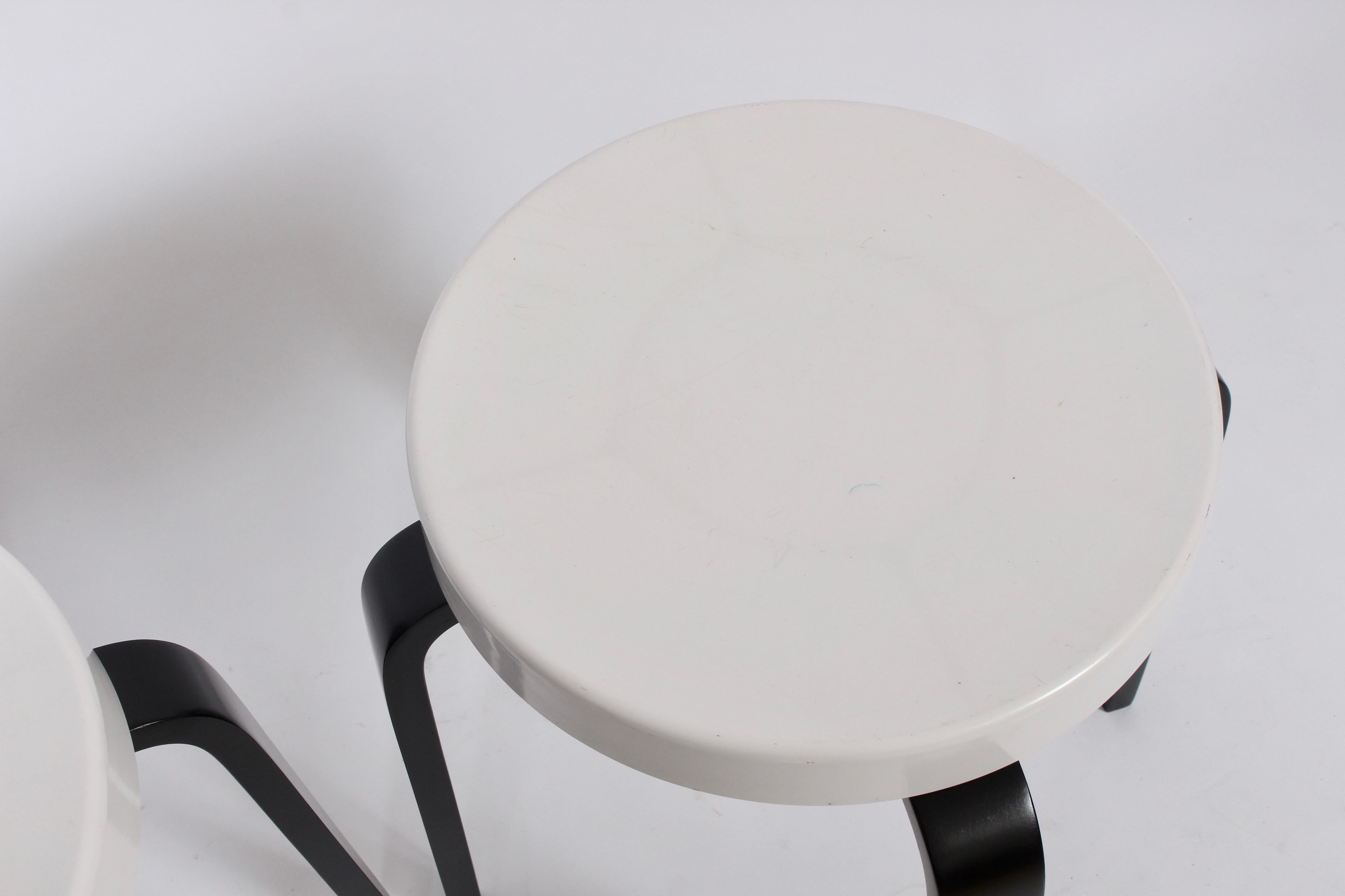 Bachelite Coppia di sgabelli impilabili in bengala e bachelite Thonet bianchi e neri, anni '30 in vendita