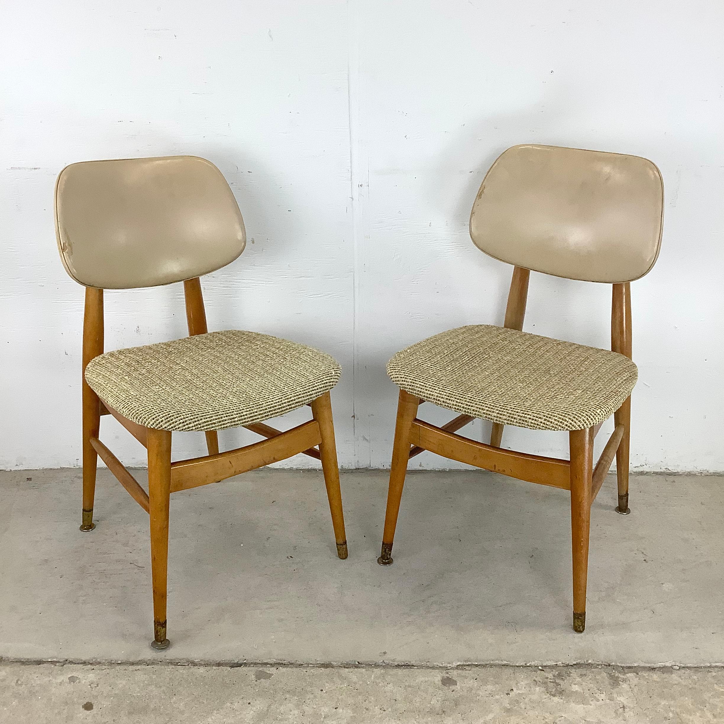 Élégante et sculpturale, cette paire de chaises d'appoint du milieu du siècle incarne le savoir-faire raffiné qui a défini le design moderne d'après-guerre. Leurs cadres en bois massif sont gracieusement profilés, créant une silhouette fluide à la